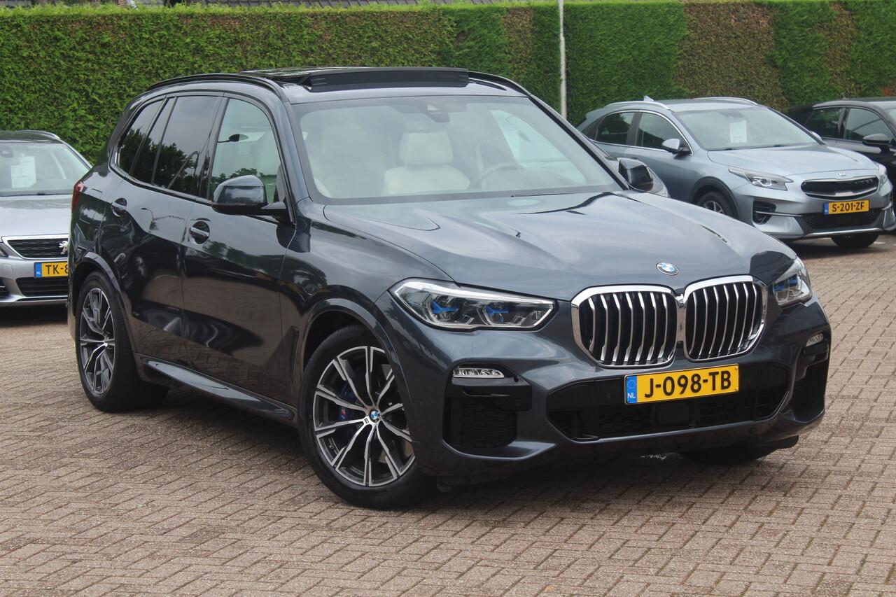 BMW X5 xDrive30d High Exe. 7p. M Sport / Trekhaak / Panoramadak / Camera / Head-up / Softclose / 20'' / Harman Kardon / Luchtvering / Laser LED / Keyless / Leder / Apple CarPlay / Stuurverwarming / DAB / ACC / Zonnescherm zijruite