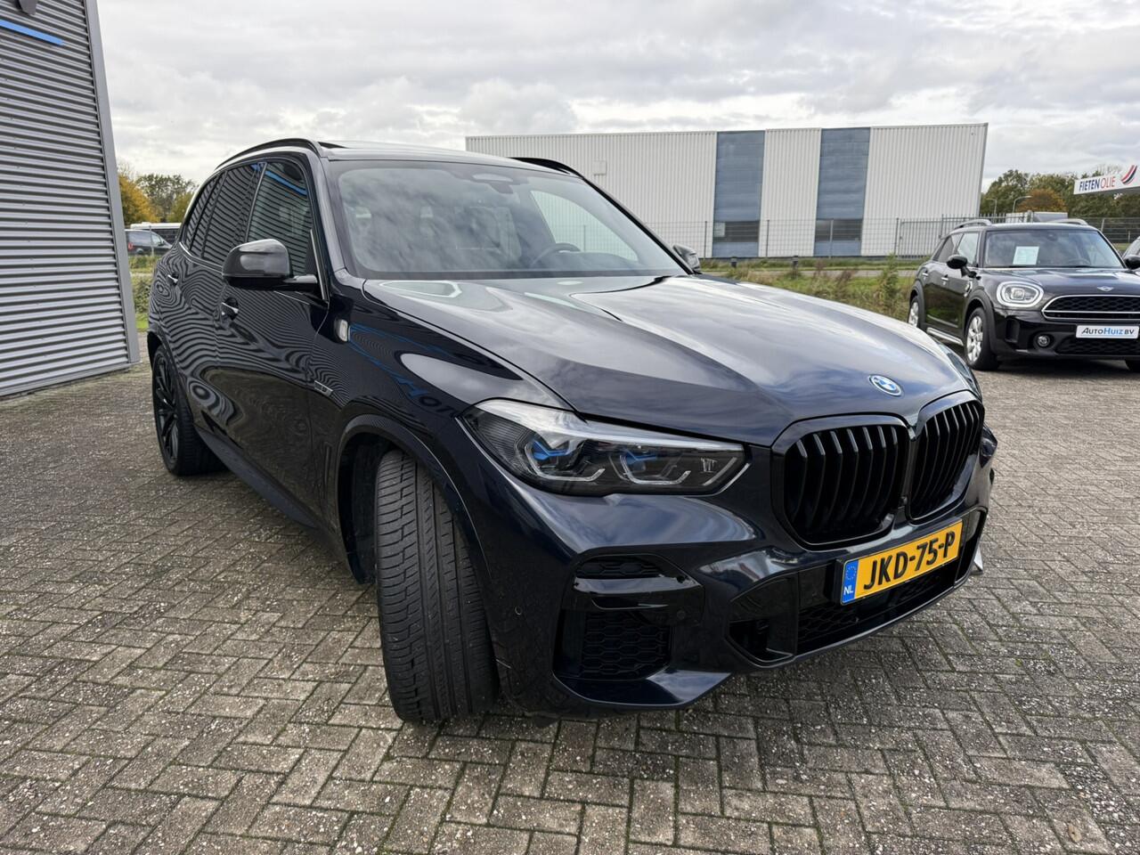 BMW X5 xDrive45e High Executive M-Sport Panoramadak Head-Up Display 22 Inch Laser Licht Trekhaak 4WD Besturing Buitenspiegels M Carbon Keyless Entry