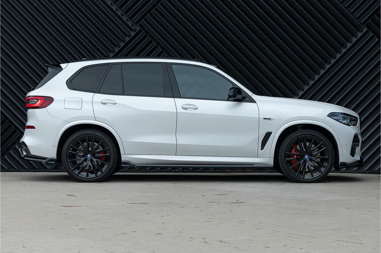 BMW X5 xDrive45e M-Sport ACC Skylounge Mstoelen Headup Achteras Laser Stoelvent Trekhaak