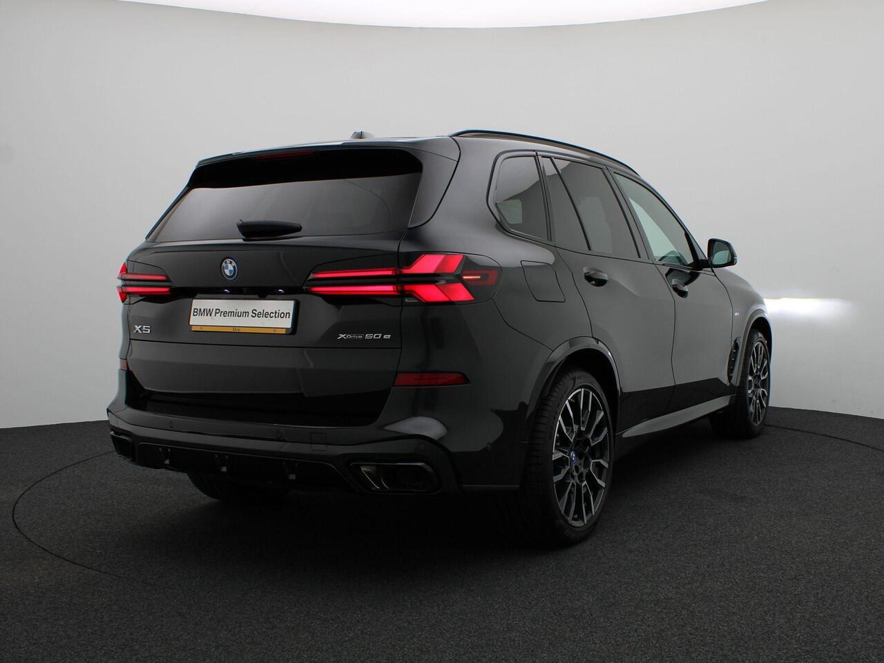 BMW X5 xDrive50e M Sportpakket Pro | Travel Pack | Innovation Pack | Integral Active Steering | Panoramadak | Comfortstoelen | Driving Assistant Professional | Harman Kardon | 21''