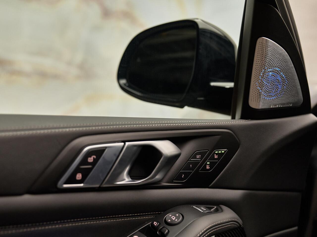 BMW X5 xDrive50e M Sport Pro, M stoelen, 4-wielbest., B&W, massage, CraftedClarity, pano, Merino, memory, 22", HUD, tr.haak, privacy