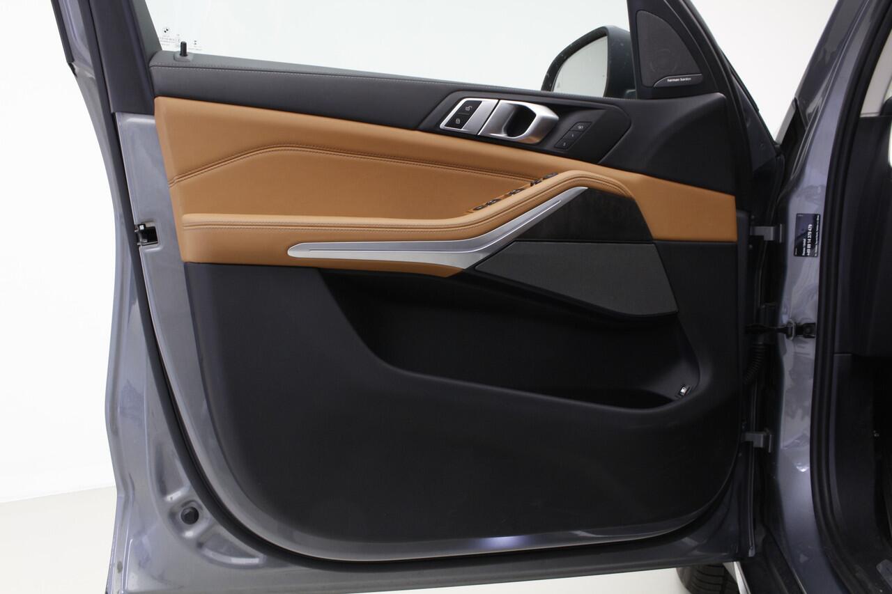 BMW X5 xDrive50e | 2024 | Trekhaak | Harman Kardon | 20" M-Sport | Softclose | Driving Assistant Professional | Gesture Controle | Luchtvering v+a | Geluidswerende ramen