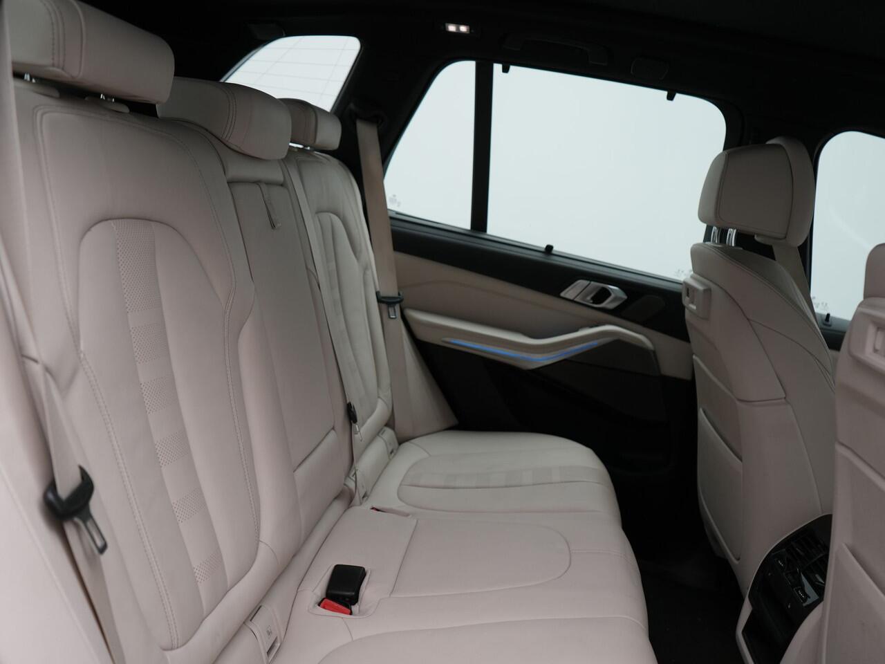 BMW X5 xDrive45e M Sport Plug In Hybrid 395pk Dealer O.H. PHEV | Trekhaak Af Fabriek | Panodak | Soft Close | Luchtvering | 360 Camera | Adaptive Cruise | Harman & Kardon | Lederen Comfortstoelen Memory & Verwarmd | Blis | M Sportstuur Verwarmd |