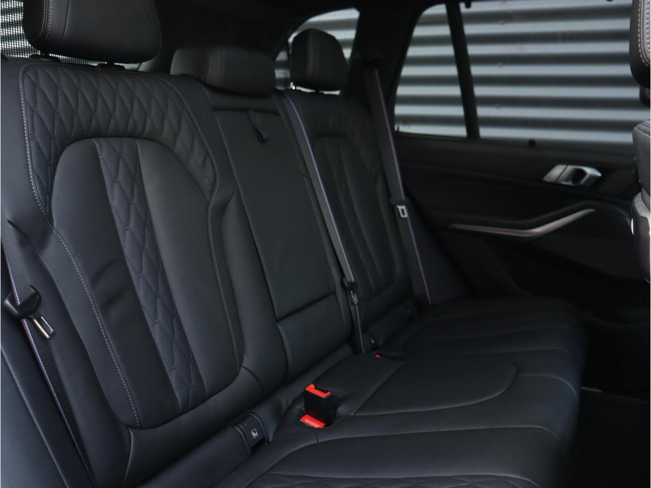 BMW X5 xDrive50e | M Sportpakket Pro | Panodak | Trekhaak | Driving Assistant Prof. | Parking Assistant Prof. | Harman Kardon | Stoelventilatie | Massage | Soft-Close | Active Steering | Head-Up | 22" LMV