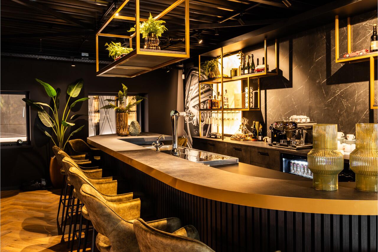 BMW X5 xDrive45e M-Sport | ACC | Comfortstoelen | Head Up | Lane + Side Assist | Pano | Harman Kardon | Camera | 20" | Memory | Dealer Onderhoud | BTW | Luchtvering | Alarm | Stoel Verwarming | Apple & Android Carplay | Ambiance | Led | Dab+ | Keyless Entry.