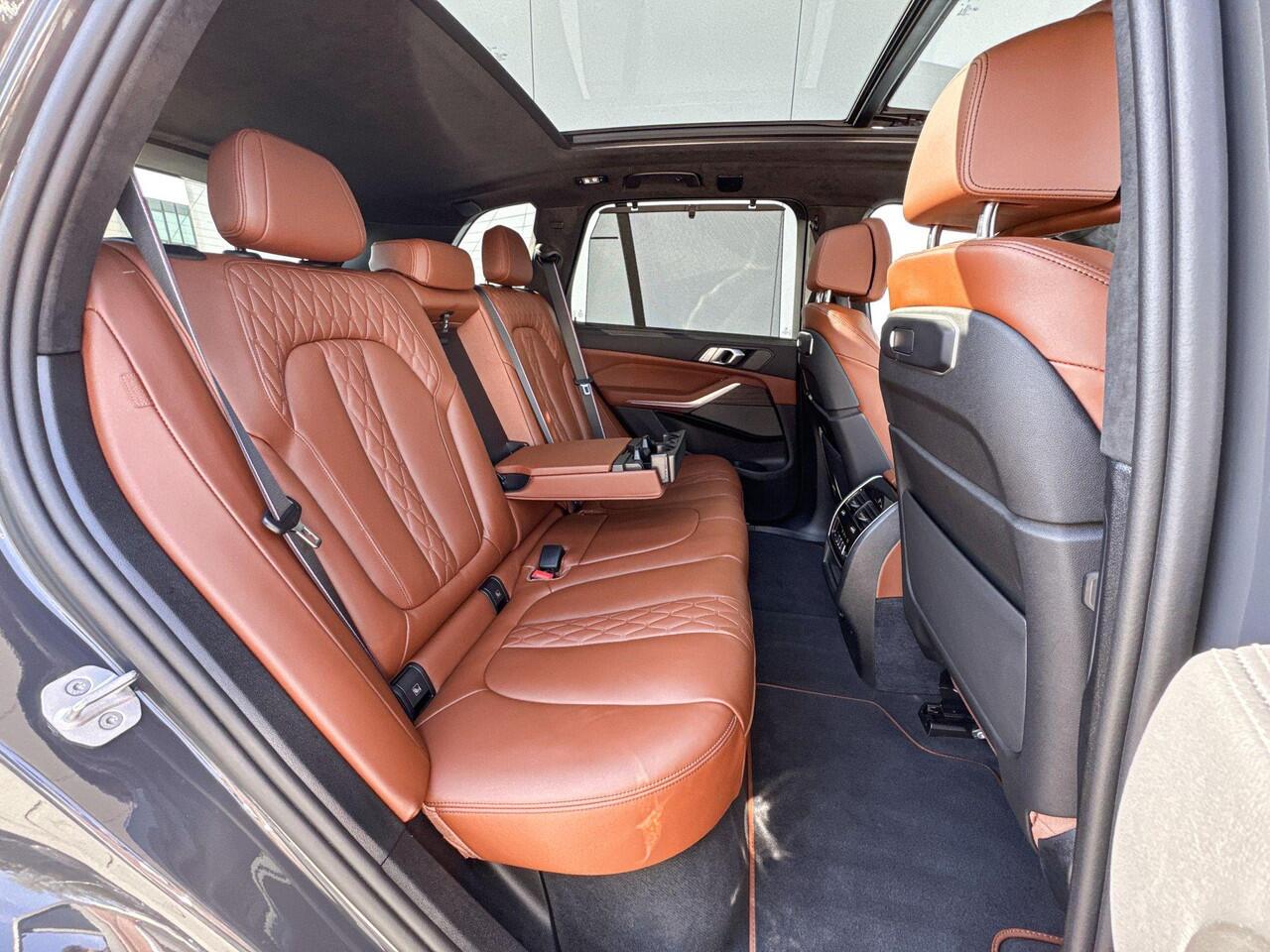 BMW X5 xDrive50e M-Sport / Driving Assistant Professional / Stoelmassage / Stoelventilatie / Soft Close / Driving Assistant Professional / Harman Kardon / Head-Up / Glazen panoramadak / Trekhaak Zwenkbaar / Iconic Glow / 22 Inch