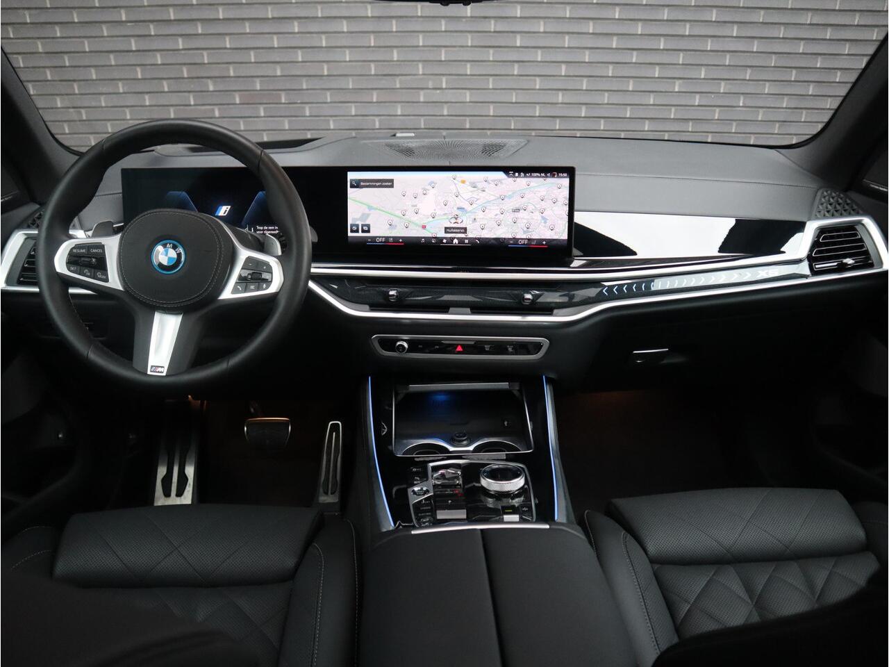 BMW X5 xDrive50e High Executive M Sport Pakket Automaat / Driving Assistant Professional / Stoelventilatie / Panoramadak / Trekhaak / Luchtvering / Iconic Glow / Gesture Control / Harman Kardon / Innovation Pakket / Craftedclarity / Stoelverwarmin voor+achter