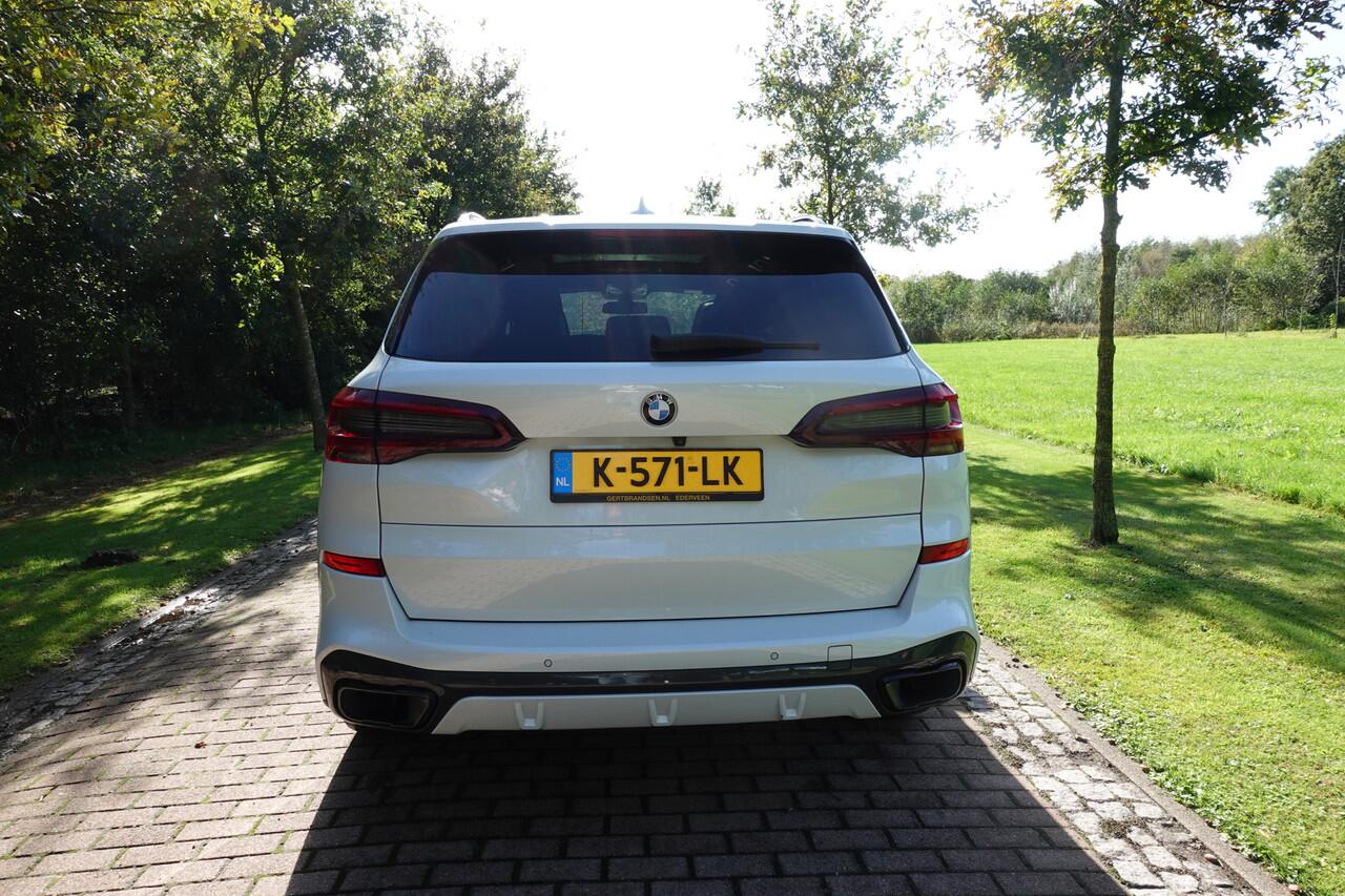 BMW X5 xDrive45e M-Sport High Executive | 22 Inch | Pano | Laser | Head up | H&K | Soft Close | Panorama-Glasdak | Sky Lounge | 1 eig Ned. Auto | verw beker houders.