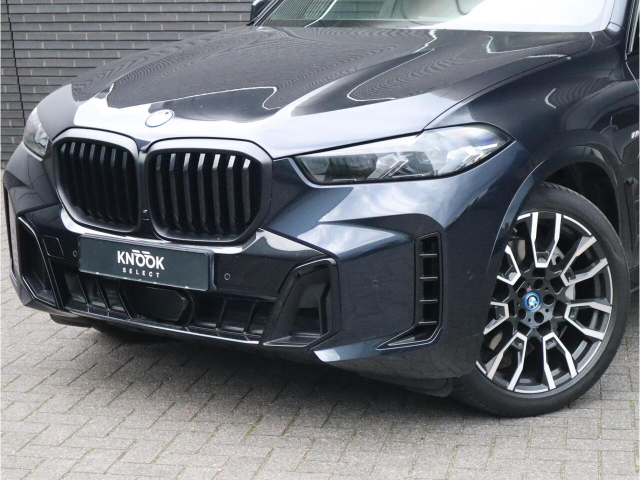 BMW X5 xDrive50e High Executive M Sport Pakket Automaat / Live Cockpit Plus / Panoramadak / Trekhaak / Luchtvering / Harman Kardon / Comfortstoelen / Warmtecomfortpakket / Sfeerverlichting / Active Protection / Shadow Line / 21 Inch