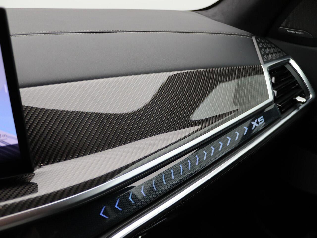 BMW X5 xDrive50e M Sportpakket Pro | Travel Pack | Innovation Pack | Comfort Plus Pack | Exclusive Pack | Integral Active Steering | Soft Close | Trekhaak | Glazen Panoramadak Sky Lounge | M Multifunctionele voorstoelen | Driving Assistant | Harman Kardon | 22'