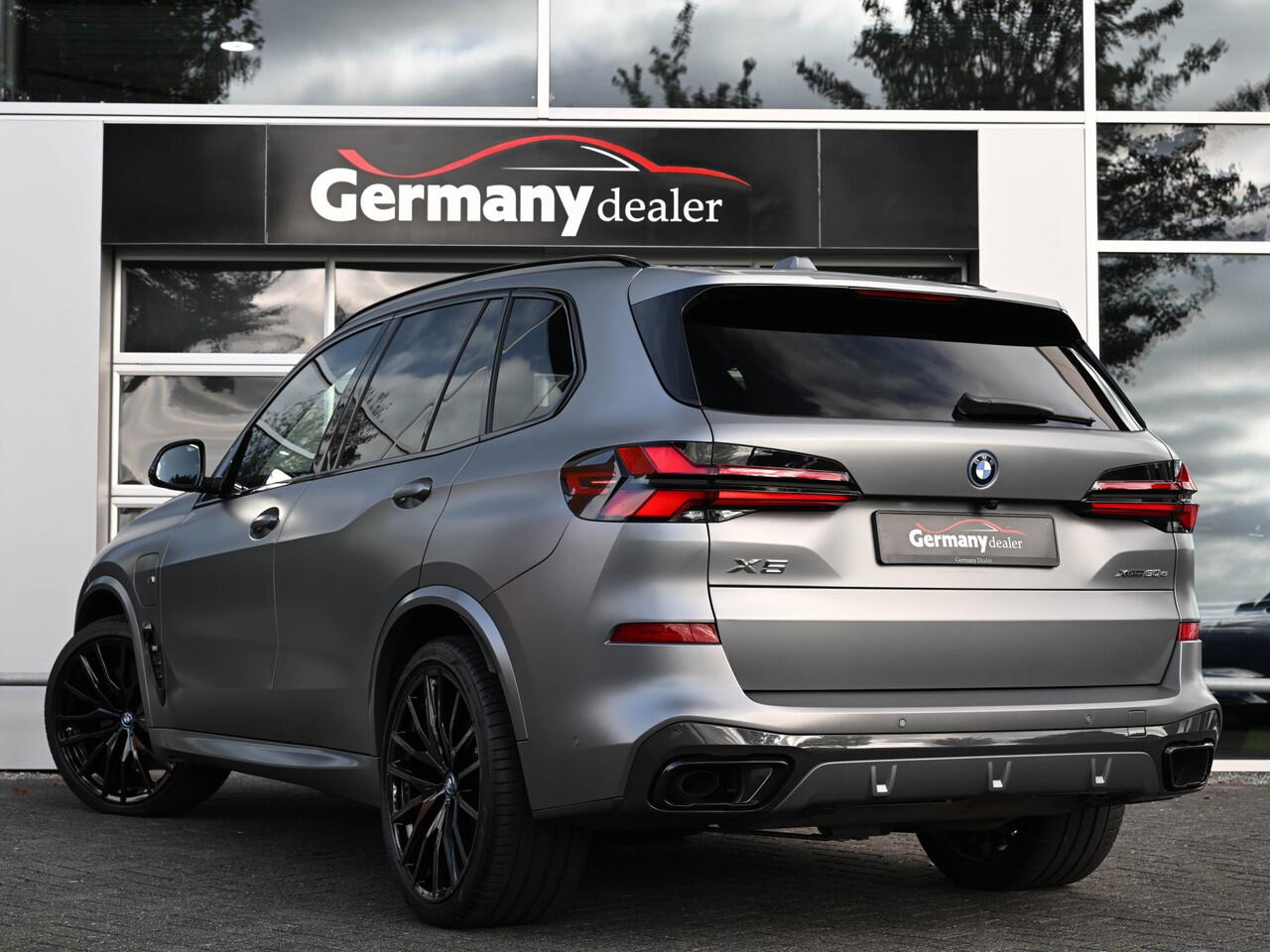 BMW X5 xDrive50e 489pk M-Sport Frozen Pure Grey Pano Zetels HUD 22-Inch H&K Softclose Lucht Tr.haak VOL!!!