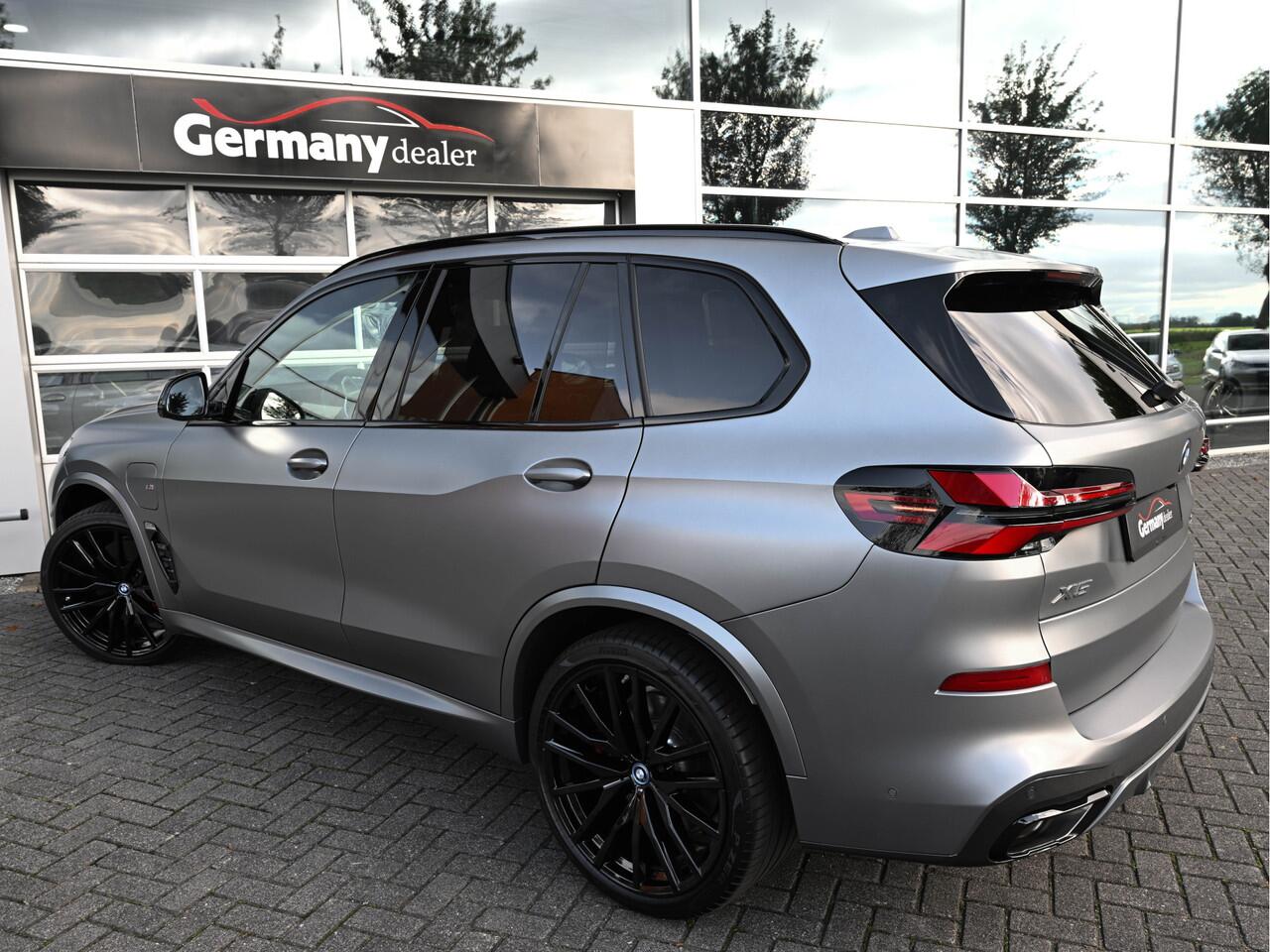 BMW X5 xDrive50e 489pk M-Sport Frozen Pure Grey Pano Zetels HUD 22-Inch H&K Softclose Lucht Tr.haak VOL!!!