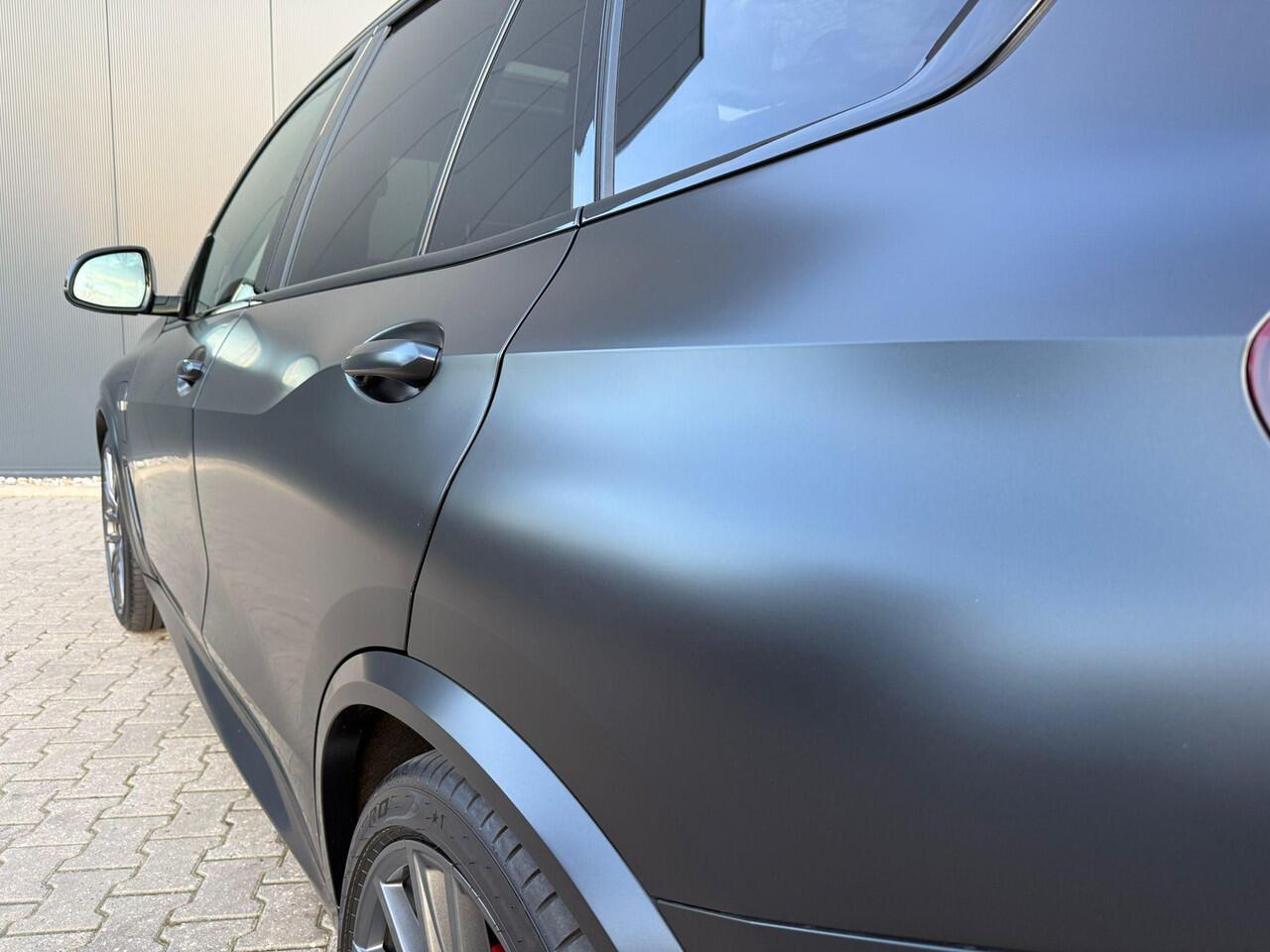 BMW X5 xDrive45e Black Vermilion B&W /3 x TV / pano