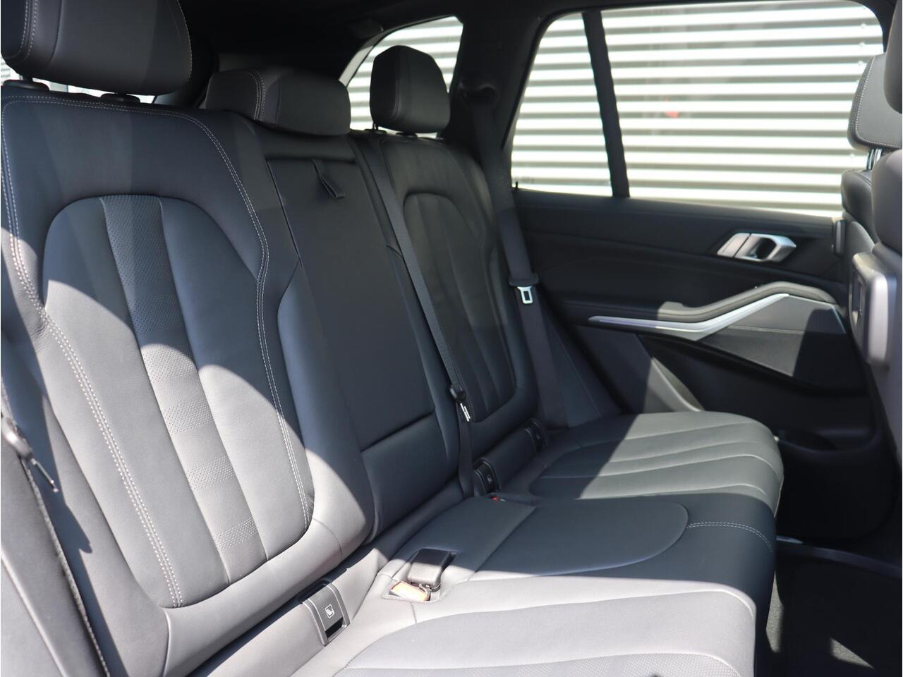 BMW X5 xDrive45e | High Executive | M Sportpakket Pro | Panodak | Driving Assistant Prof. | Active Steering | Massage | Ventilatie Voorstoelen | Head-Up | Laserlight | 22'' LMV