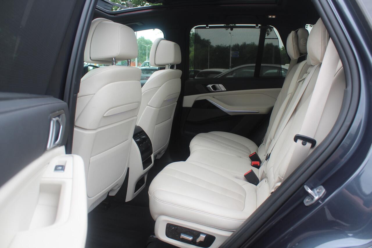 BMW X5 xDrive30d High Exe. 7p. M Sport / Trekhaak / Panoramadak / Camera / Head-up / Softclose / 20'' / Harman Kardon / Luchtvering / Laser LED / Keyless / Leder / Apple CarPlay / Stuurverwarming / DAB / ACC / Zonnescherm zijruite