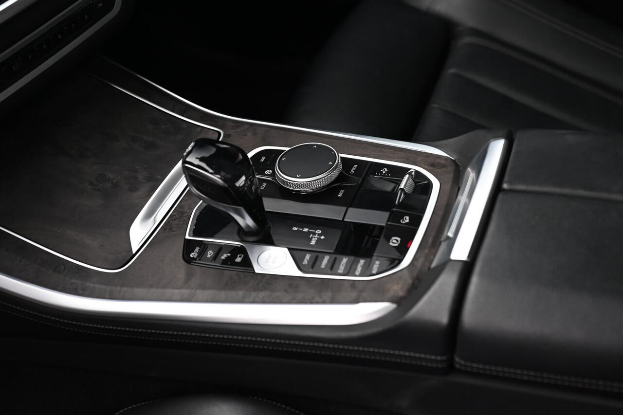 BMW X5 xDrive45e High Executive M Sport Automaat / Panoramadak / Trekhaak / Sportstoelen / Laserlight / Adaptief onderstel / Parking Assistant Plus / Head-Up / Gesture Control / Comfort Access