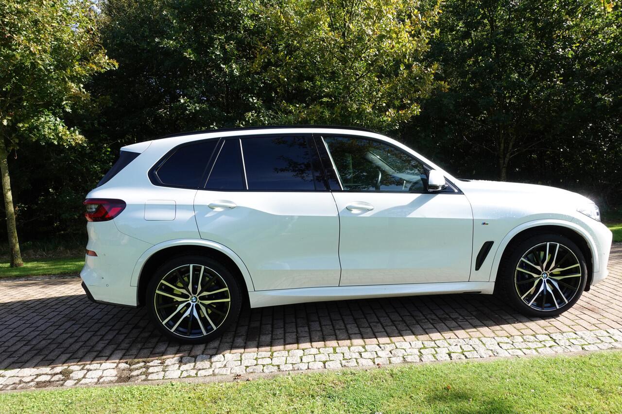 BMW X5 xDrive45e M-Sport High Executive | 22 Inch | Pano | Laser | Head up | H&K | Soft Close | Panorama-Glasdak | Sky Lounge | 1 eig Ned. Auto | verw beker houders.