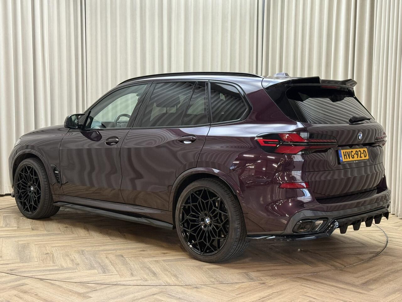 BMW X5 M60i xDrive 4.4 V8 TwinTurbo / 531 PK / 23" ALU / Carbon / Individual / M Sport / G05 LCI Facelift / Mora Purple / xDrive / HK Audio / Elec. Trekhaak