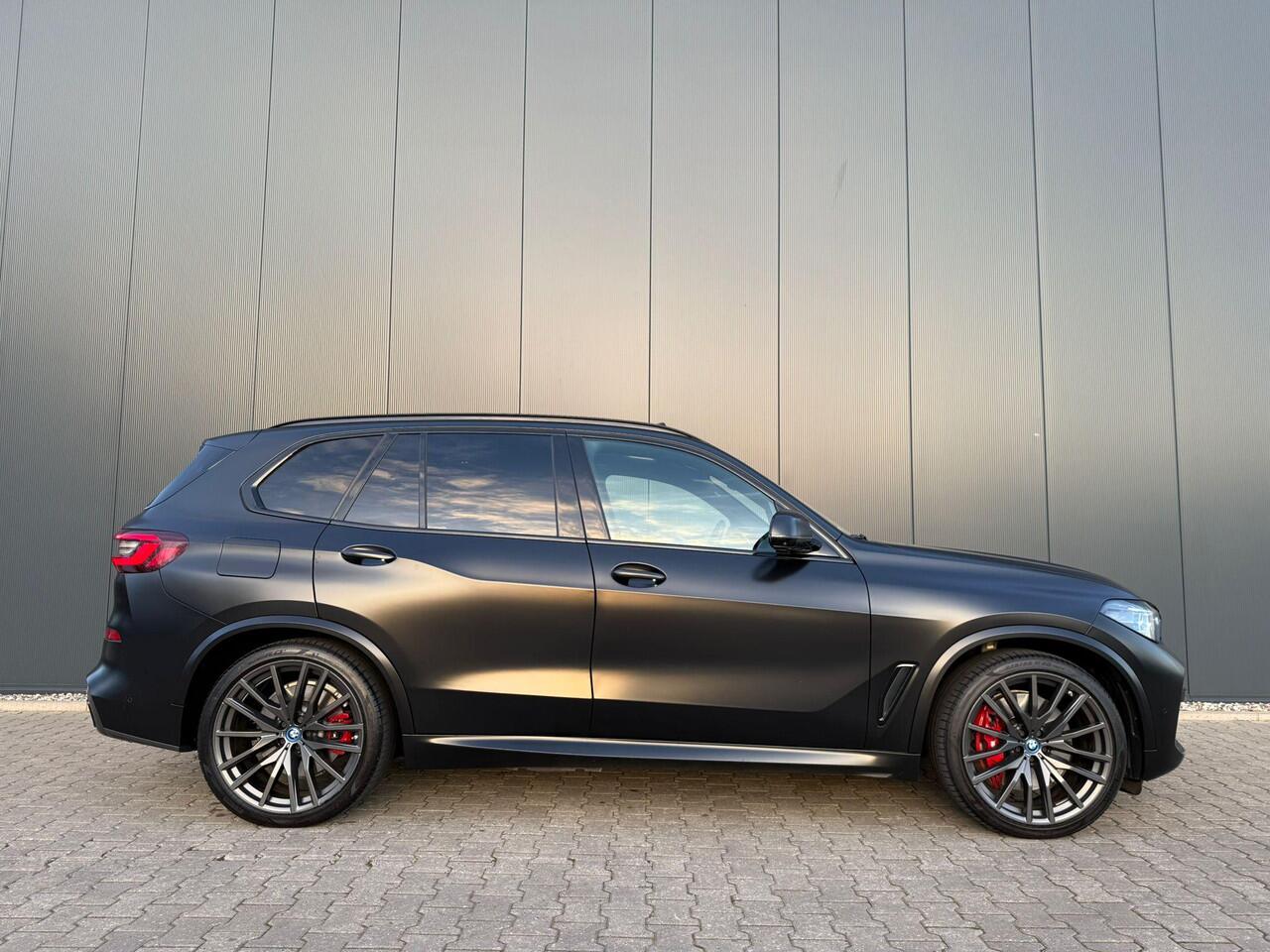 BMW X5 xDrive45e Black Vermilion B&W /3 x TV / pano