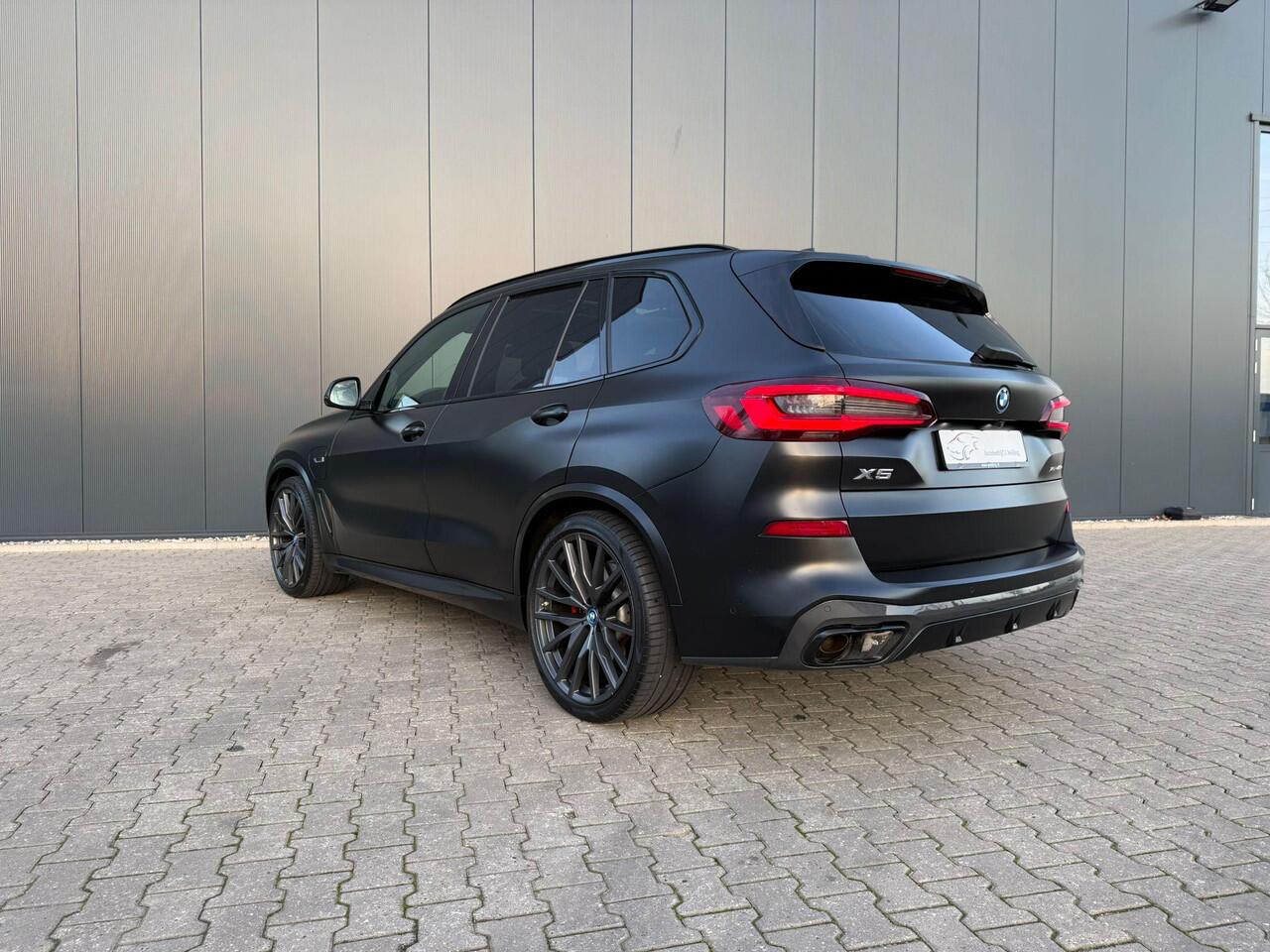 BMW X5 xDrive45e Black Vermilion B&W /3 x TV / pano
