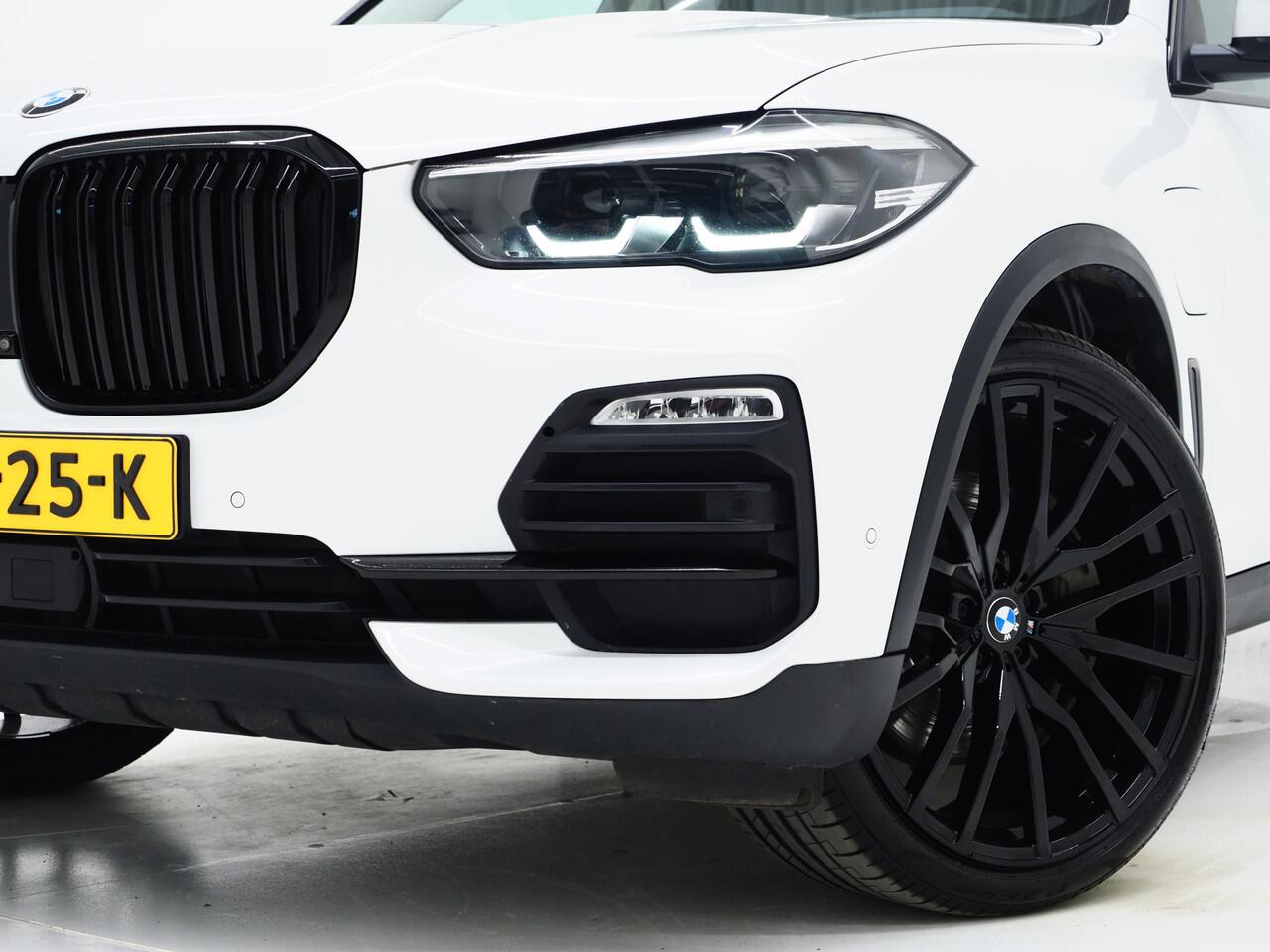 BMW X5 xDrive45e Full Black | Panoramadak | Luchtvering | Harman/Kardon | 360 | Keyless