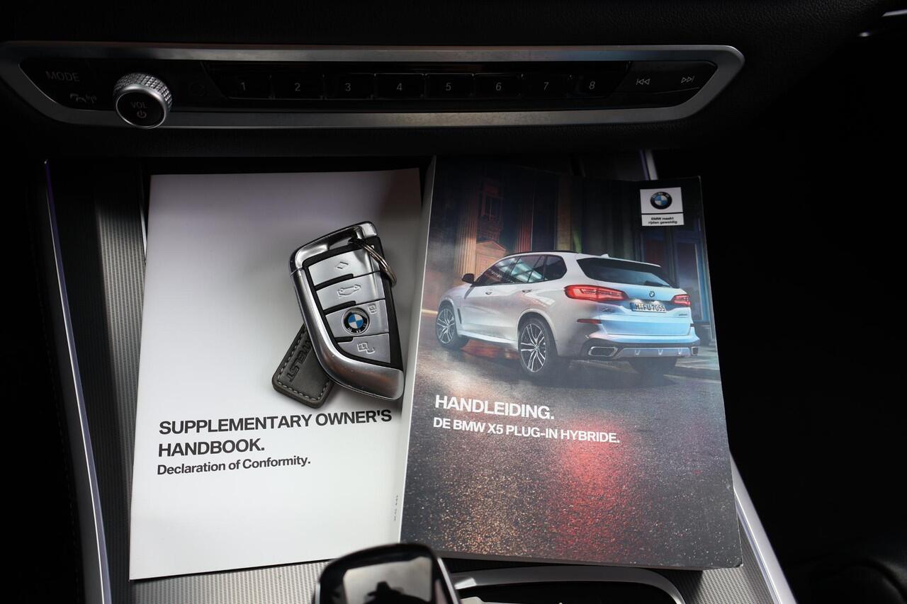 BMW X5 45e Executive 2e Eigenaar | NL-Auto | Dealer Onderh | AF Trekhaak | Sfeer | Elek Stoelen+Klep | Camera | Alarm Klasse 3 |Memory| M Pakket | Laser Led | Stoelverwarming| Keyless | Safety Pack | Carplay | Luchtvering