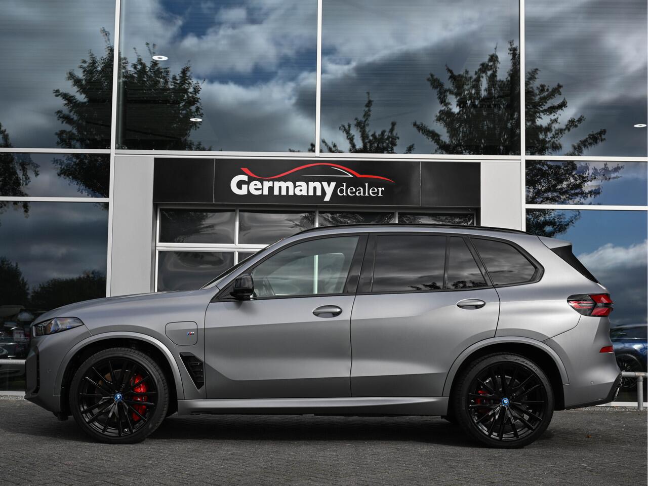 BMW X5 xDrive50e 489pk M-Sport Frozen Pure Grey Pano Zetels HUD 22-Inch H&K Softclose Lucht Tr.haak VOL!!!