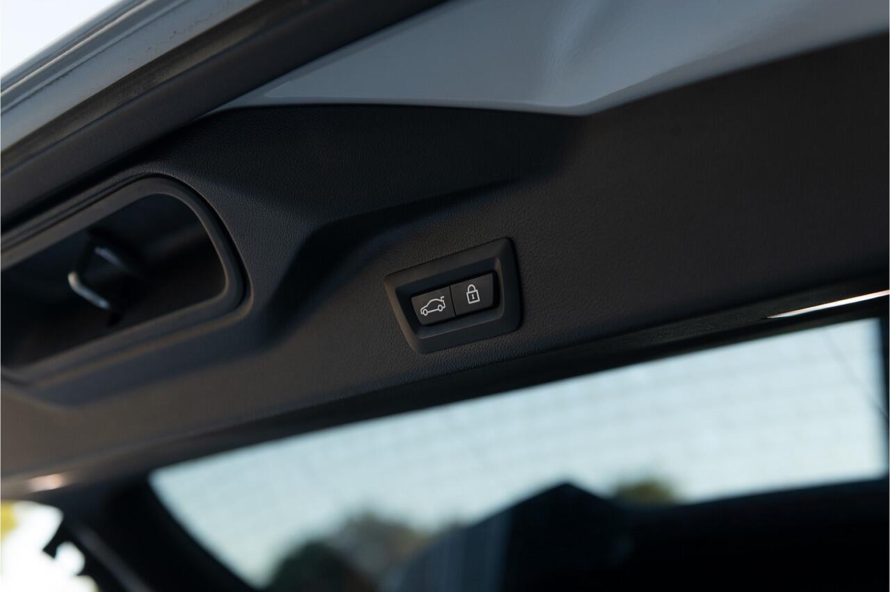 BMW X5 xDrive45e M-Sport ACC Skylounge Mstoelen Headup Achteras Laser Stoelvent Trekhaak