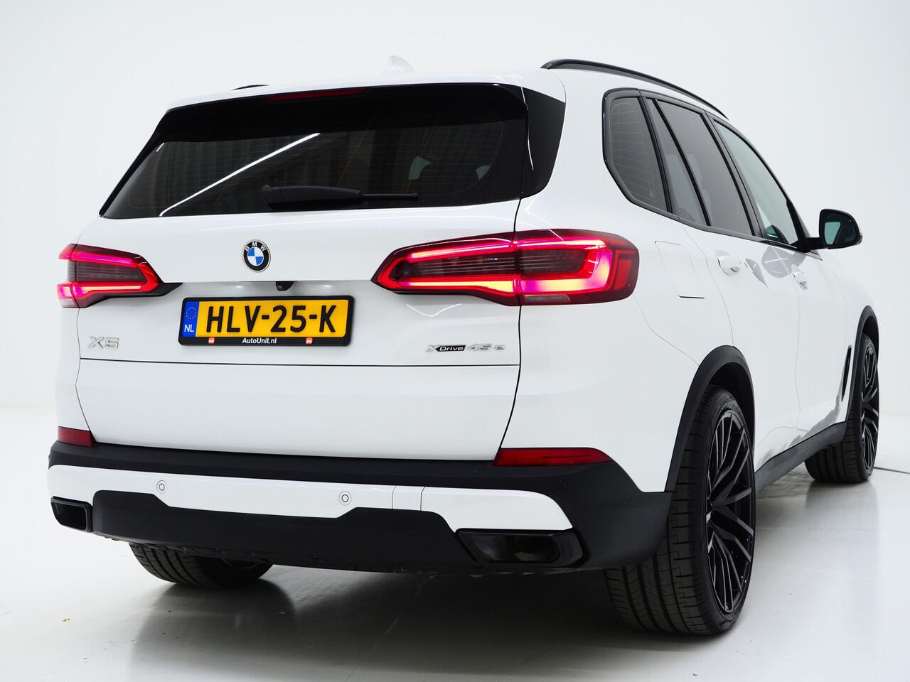 BMW X5 xDrive45e Full Black | Panoramadak | Luchtvering | Harman/Kardon | 360 | Keyless