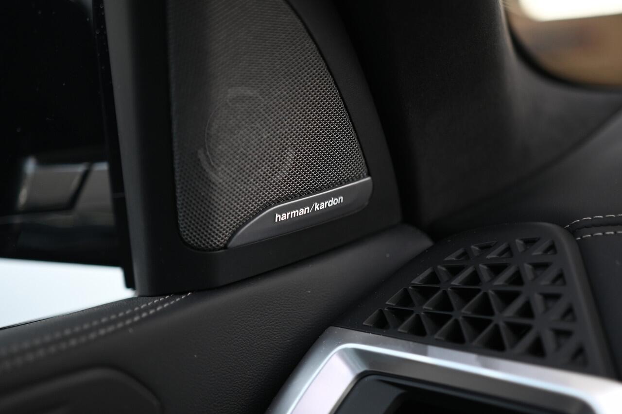 BMW X5 xDrive50e High Executive M Sport Automaat / Panoramadak / Trekhaak / Soft-Close / Massagefunctie / Parking Assistant Professional / Comfort Access / Stoelventilatie / Adaptieve LED / 22"LM-velgen