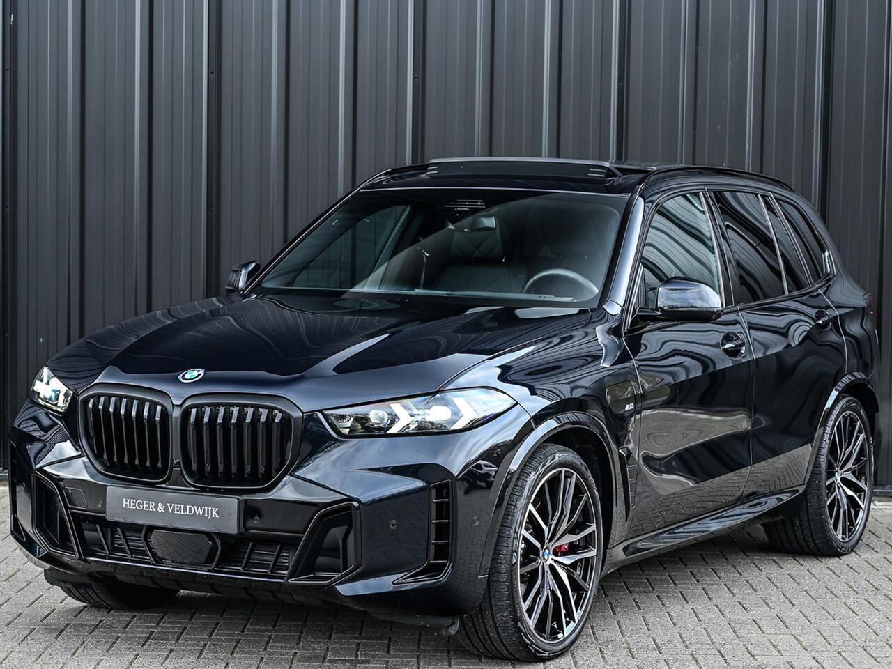 BMW X5 XDRIVE 50e | M-SPORT PRO | PANORAMADAK | AMBIANCE INTERIEUR | ACTIVE CRUISE | ICONIC GLOW | CARBON BLACK | COMFORT ACCESS | COMFORT SEATS | SHADOW LINE | PANO | LUCHTVERING | 360 CAMERA | HEAD-UP | STUUR- EN STOELVERWARMING | HARMAN/KARDON