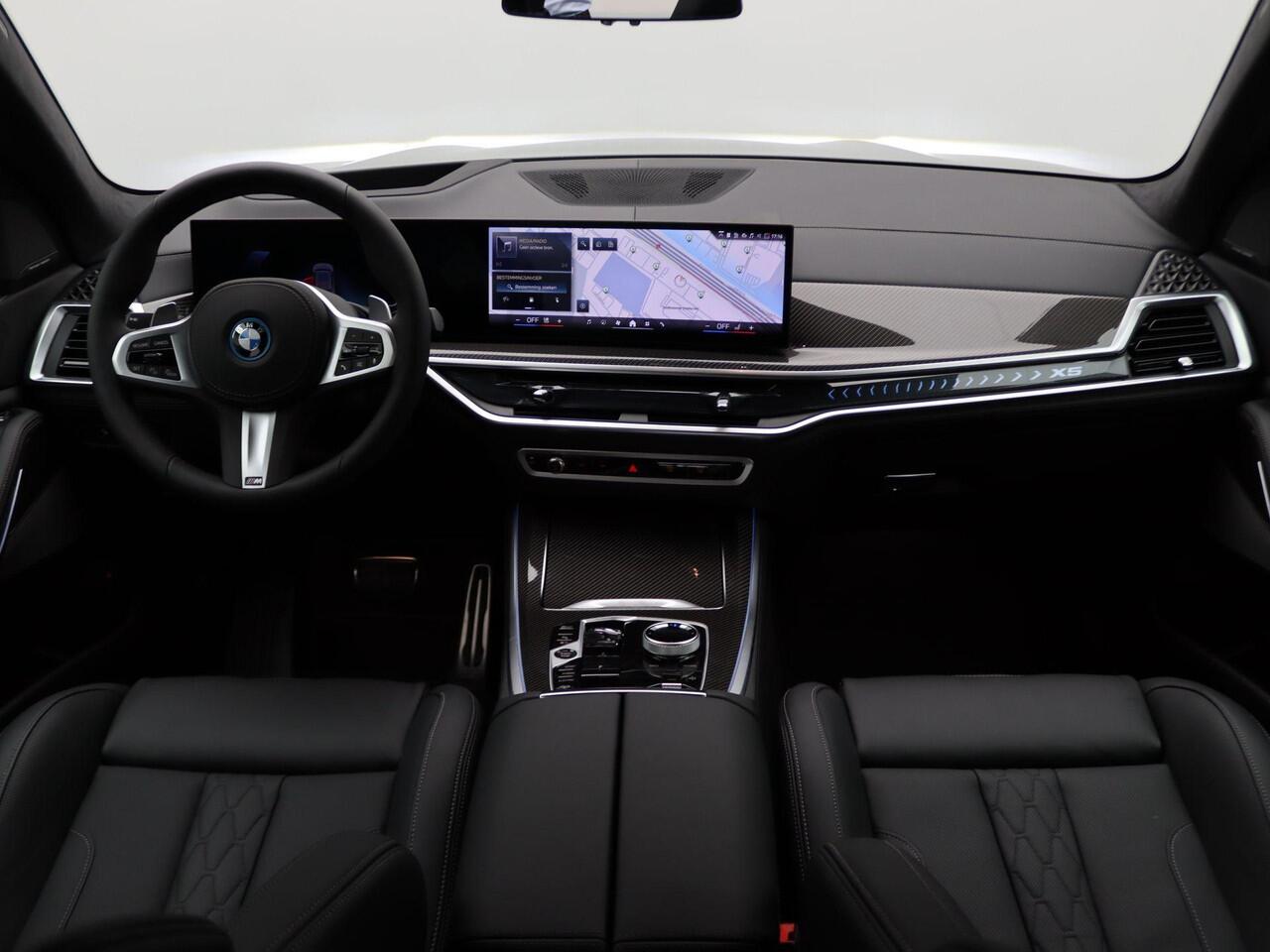 BMW X5 xDrive50e M Sportpakket Pro | Travel Pack | Innovation Pack | Comfort Plus Pack | Exclusive Pack | Integral Active Steering | Soft Close | Trekhaak | Glazen Panoramadak Sky Lounge | M Multifunctionele voorstoelen | Driving Assistant | Harman Kardon | 22'