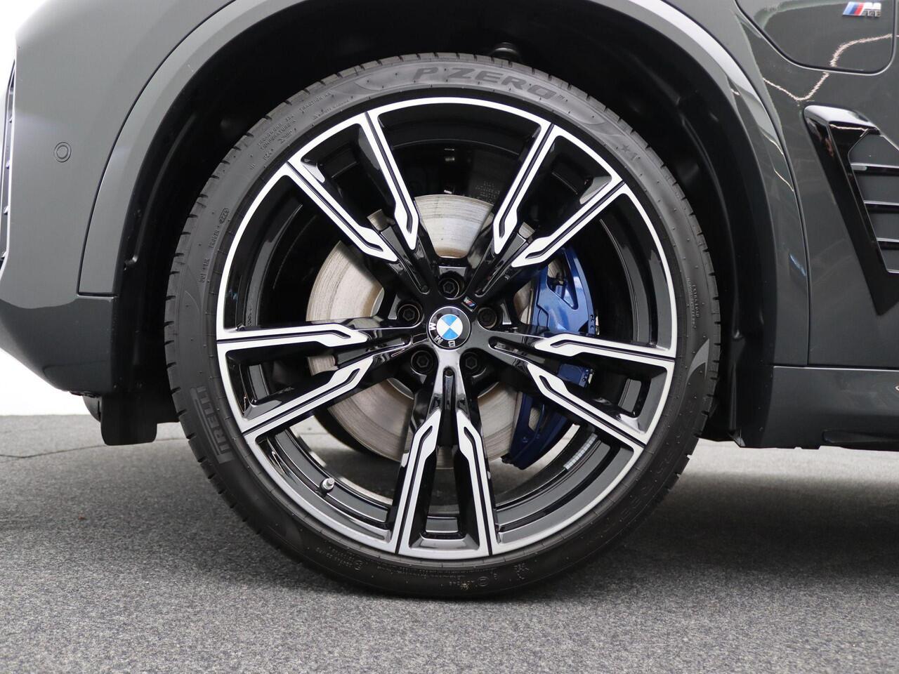 BMW X5 xDrive50e M Sportpakket Pro | Travel Pack | Innovation Pack | Comfort Plus Pack | Exclusive Pack | Integral Active Steering | Soft Close | Trekhaak | Glazen Panoramadak Sky Lounge | M Multifunctionele voorstoelen | Driving Assistant | Harman Kardon | 22'