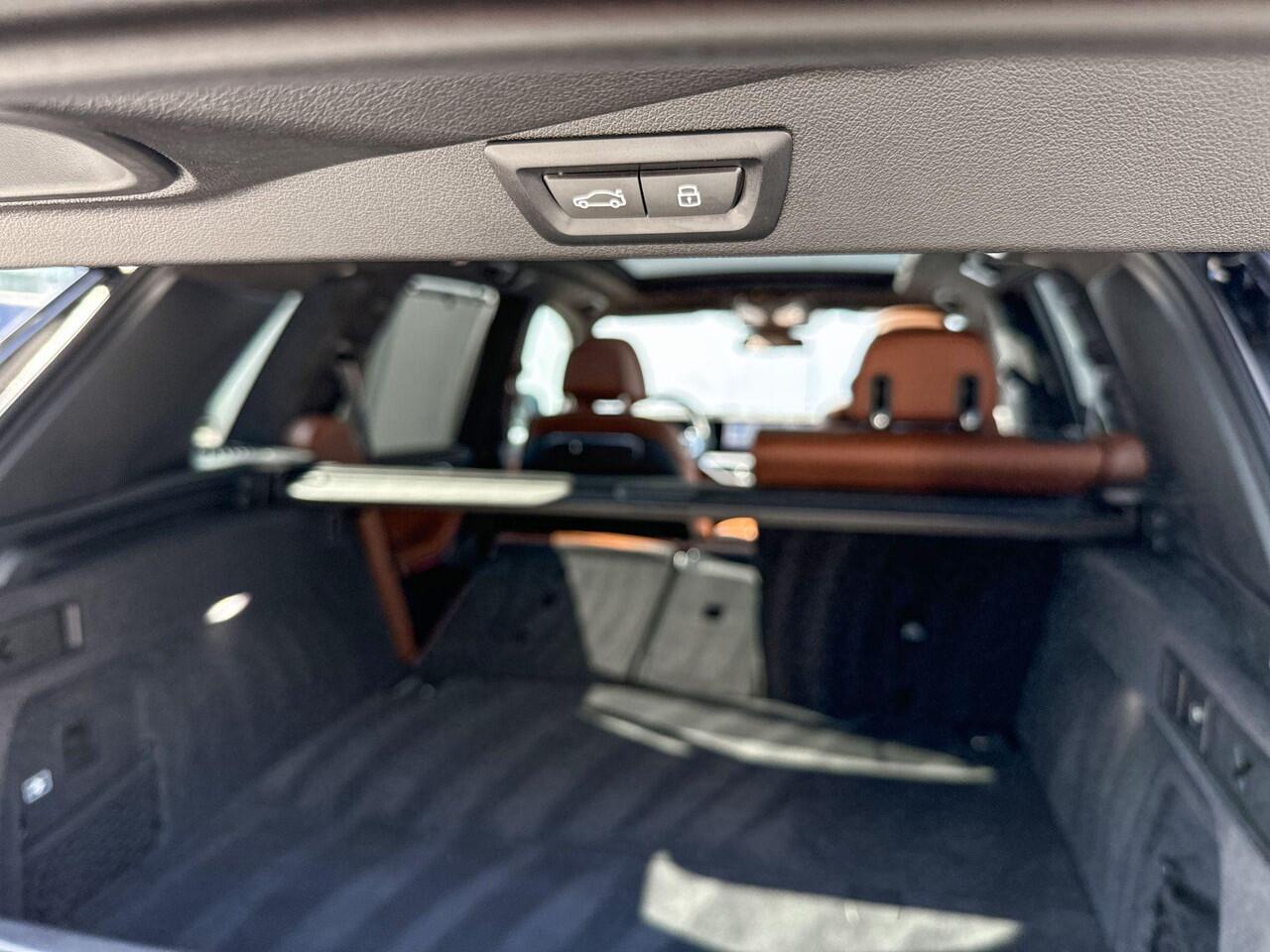 BMW X5 xDrive50e M-Sport / Driving Assistant Professional / Stoelmassage / Stoelventilatie / Soft Close / Driving Assistant Professional / Harman Kardon / Head-Up / Glazen panoramadak / Trekhaak Zwenkbaar / Iconic Glow / 22 Inch