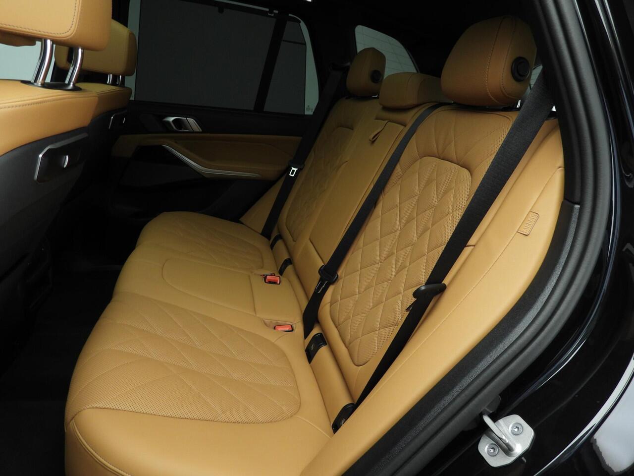 BMW X5 xDrive40i | M-Sportpakket | LED | HUD | Active cruise | Schuifdak | Trekhaak | Comfortzetels | DAB | Harman-kardon sound | Alu 22 inch