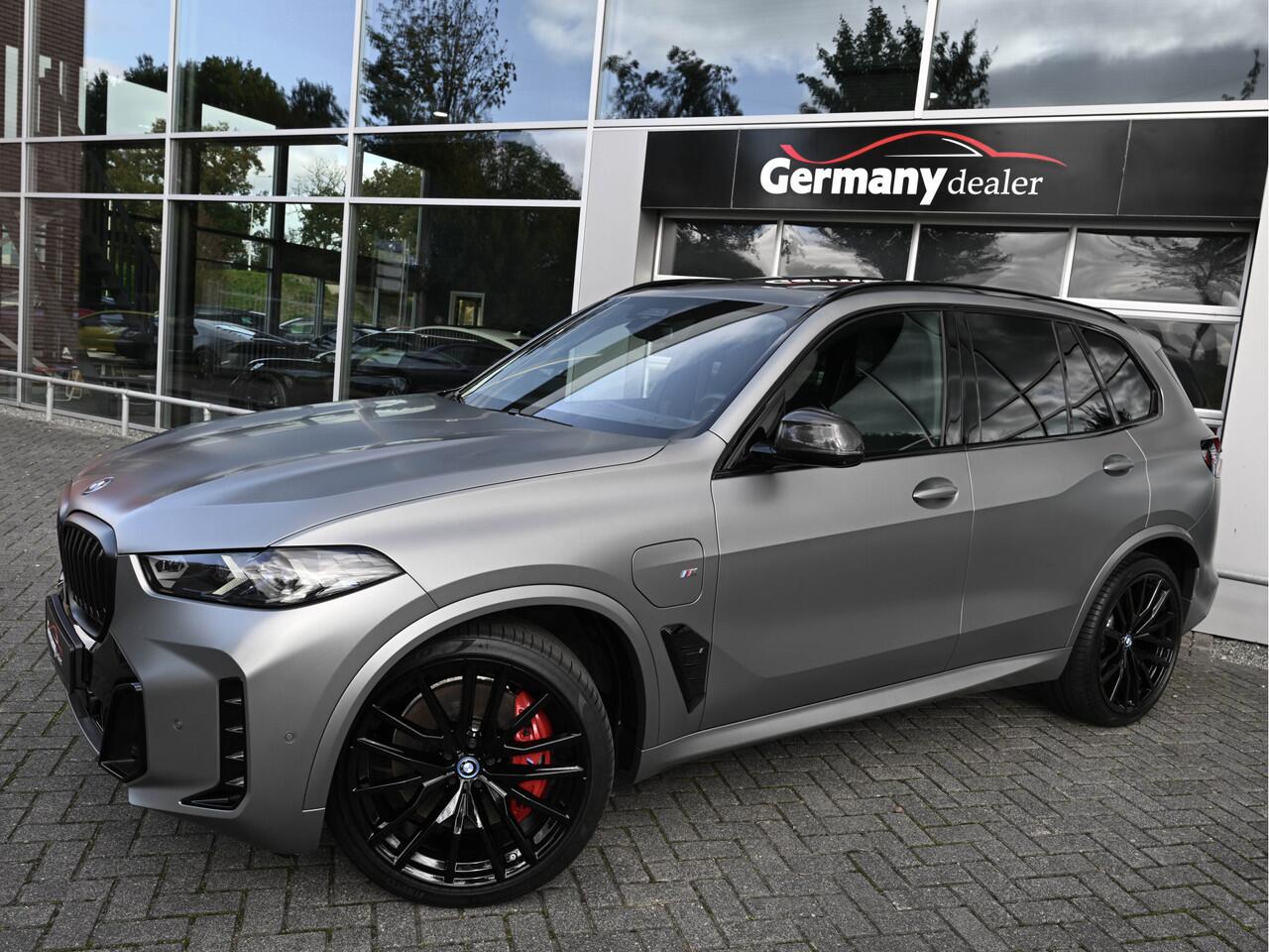 BMW X5 xDrive50e 489pk M-Sport Frozen Pure Grey Pano Zetels HUD 22-Inch H&K Softclose Lucht Tr.haak VOL!!!