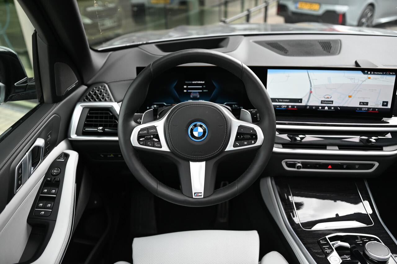 BMW X5 xDrive50e High Executive M Sport Automaat / Panoramadak / Trekhaak / Sportstoelen / Soft-Close / Parking Assistant Professional / Adaptief onderstel / Adaptieve LED / Harman Kardon