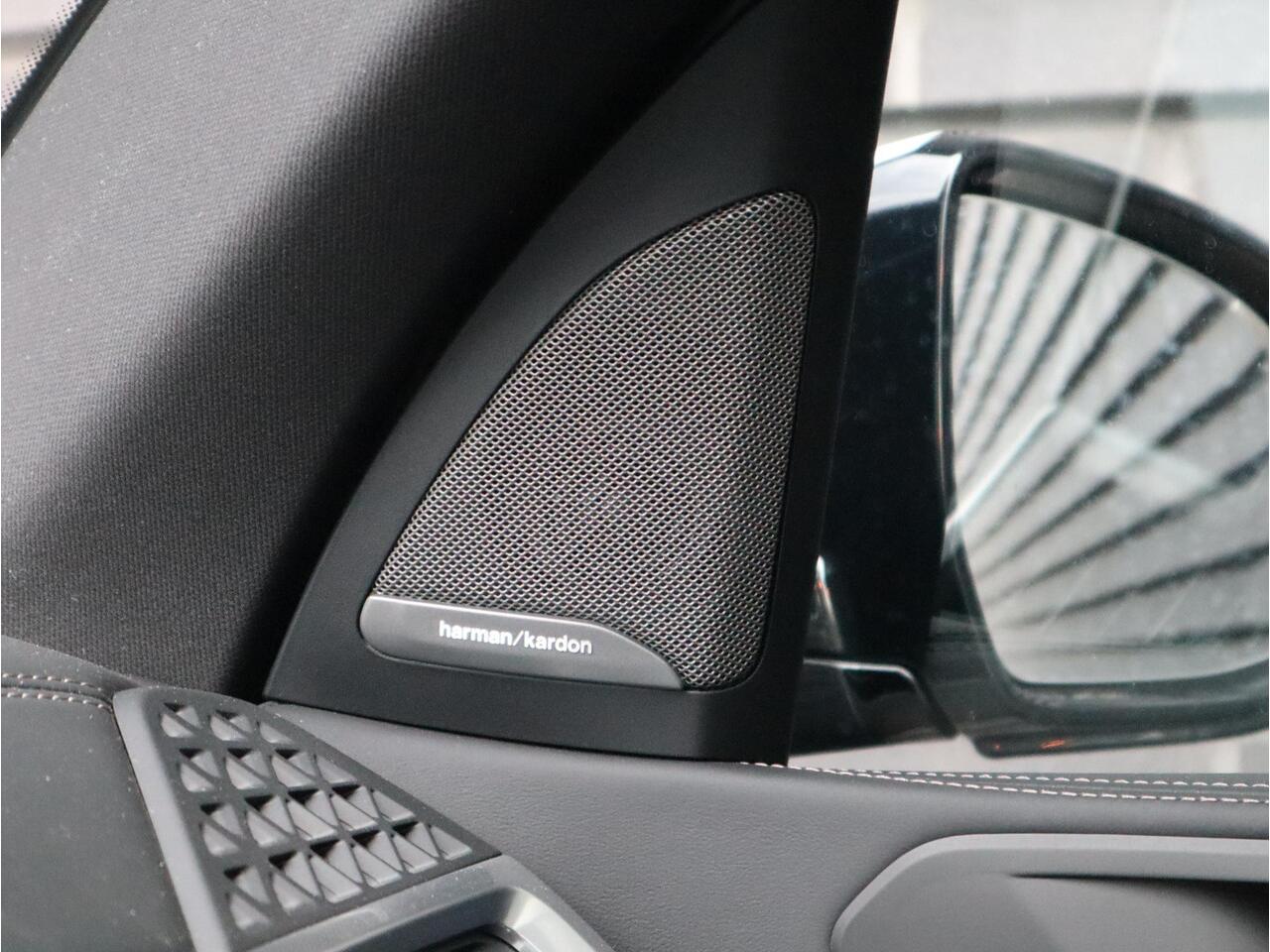 BMW X5 xDrive50e High Executive M Sport Pakket Automaat / Driving Assistant Professional / Stoelventilatie / Panoramadak / Trekhaak / Luchtvering / Iconic Glow / Gesture Control / Harman Kardon / Innovation Pakket / Craftedclarity / Stoelverwarmin voor+achter