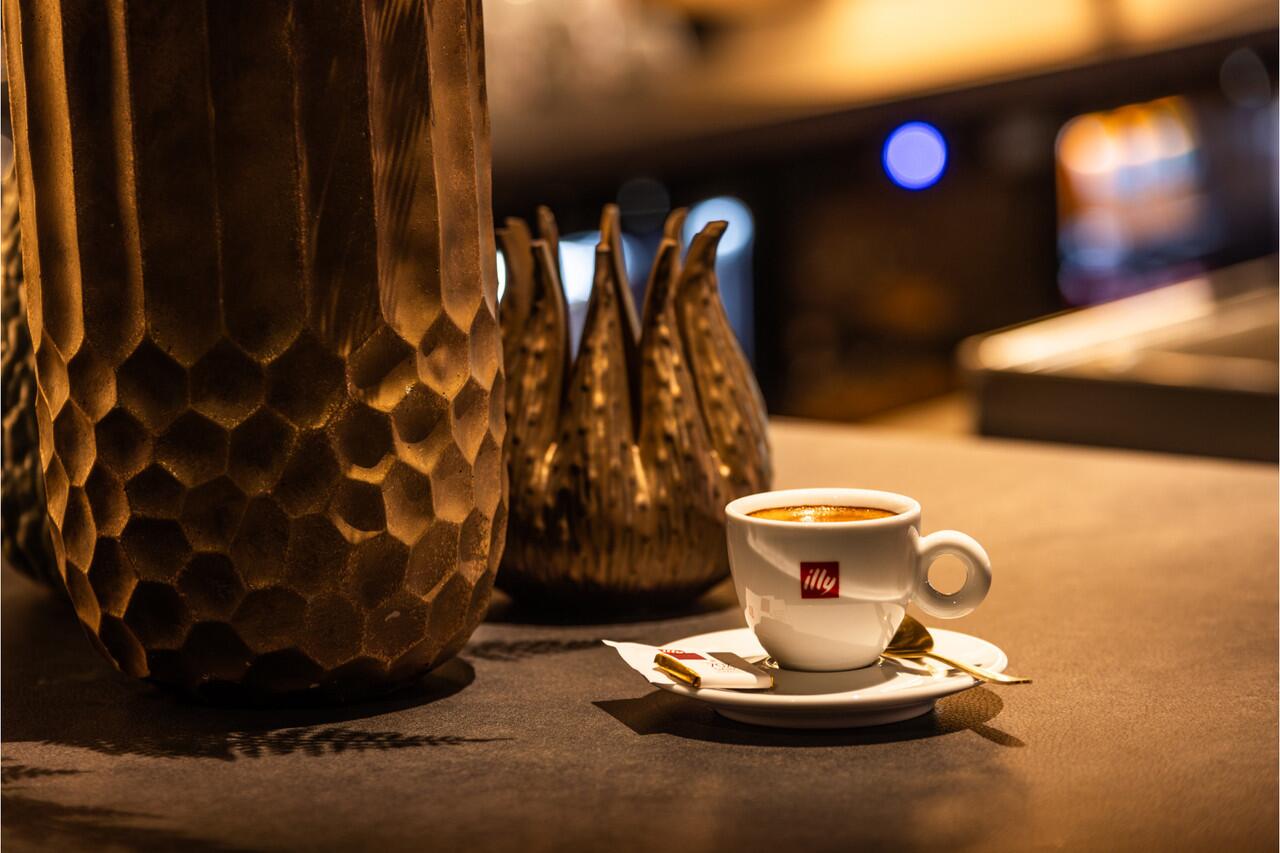 BMW X5 xDrive45e M-Sport | ACC | Comfortstoelen | Head Up | Lane + Side Assist | Pano | Harman Kardon | Camera | 20" | Memory | Dealer Onderhoud | BTW | Luchtvering | Alarm | Stoel Verwarming | Apple & Android Carplay | Ambiance | Led | Dab+ | Keyless Entry.