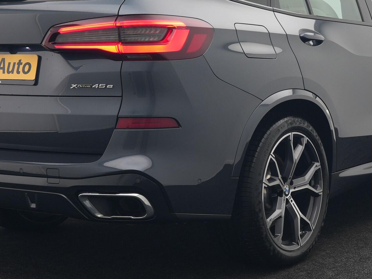 BMW X5 xDrive45e M Sport Plug In Hybrid 395pk Dealer O.H. PHEV | Trekhaak Af Fabriek | Panodak | Soft Close | Luchtvering | 360 Camera | Adaptive Cruise | Harman & Kardon | Lederen Comfortstoelen Memory & Verwarmd | Blis | M Sportstuur Verwarmd |