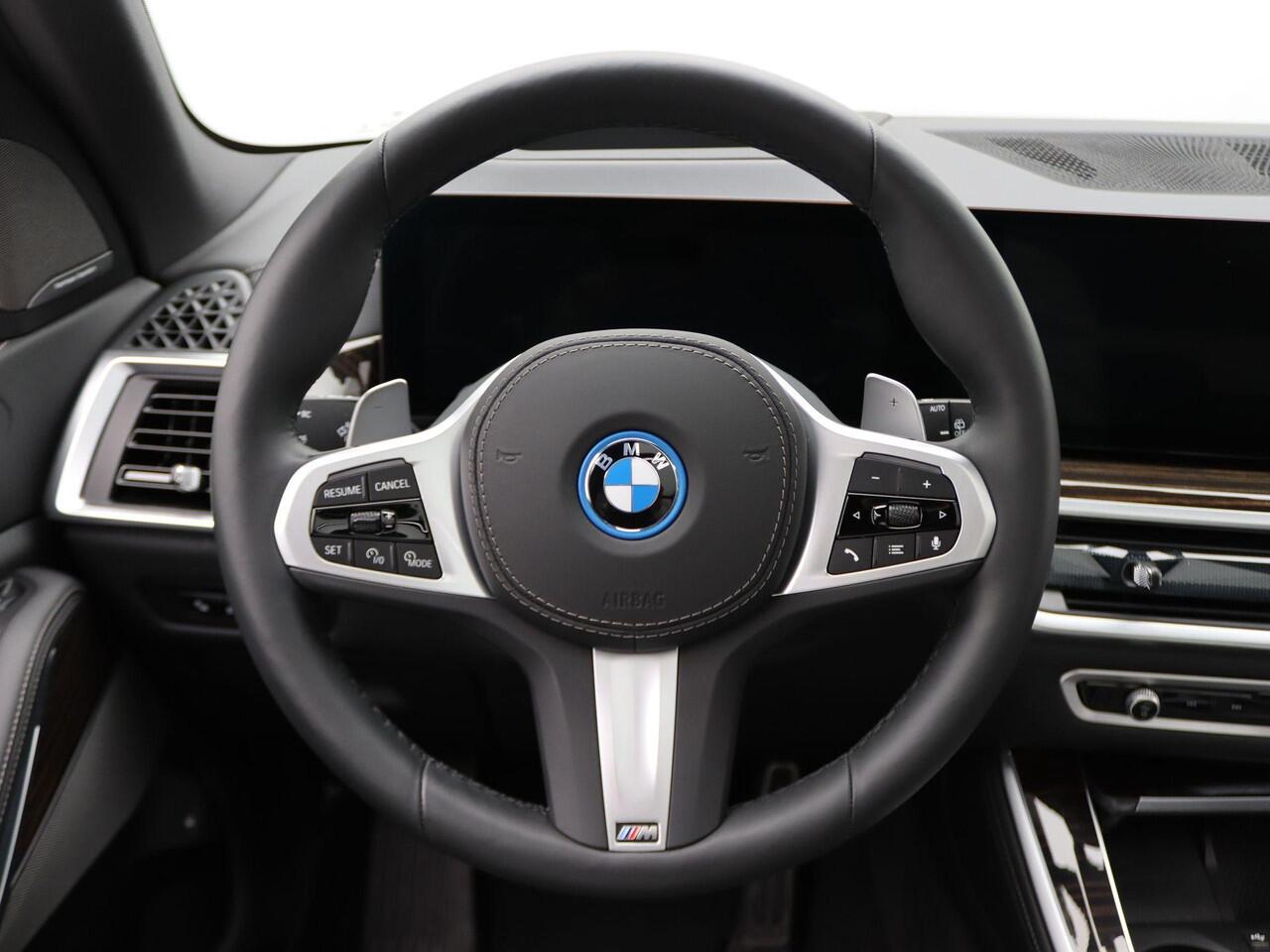 BMW X5 xDrive50e M Sportpakket Pro | Travel Pack | Innovation Pack | Integral Active Steering | Panoramadak | Comfortstoelen | Driving Assistant Professional | Harman Kardon | 21''