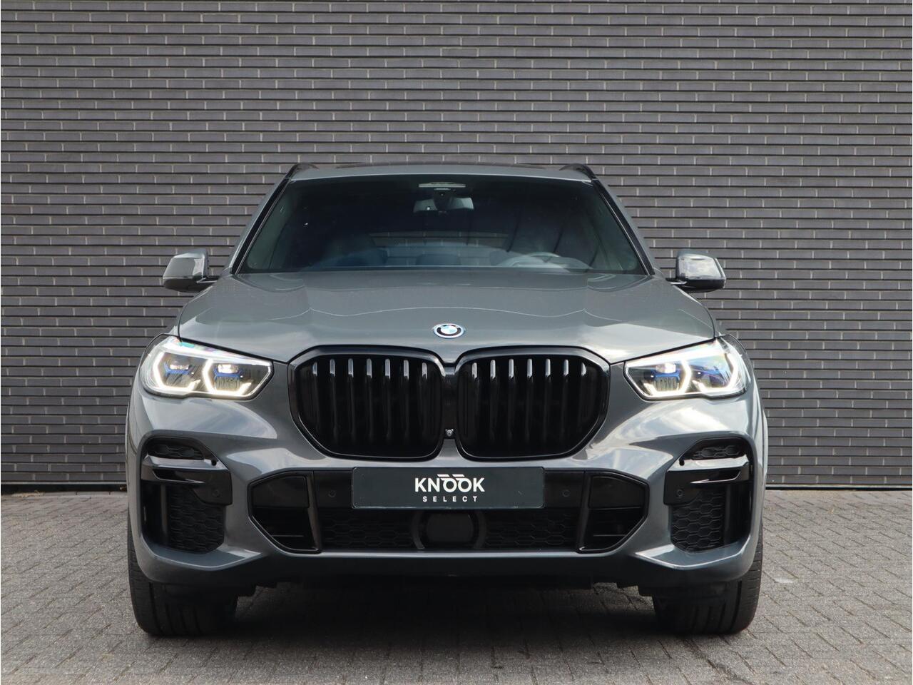 BMW X5 xDrive45e High Executive M Sport Pakket Automaat / Live Cockpit Professional / Panoramadak Sky Lounge / 22 Inch / Laserlicht / Trekhaak / Sportstoelen met Massagefunctie/ Luchtvering / Driving Assistant Professional / Nappa Leder