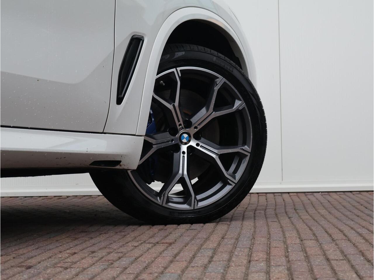 BMW X5 xDrive45e High Executive | M Sport | Glazen Panoramadak | Trekhaak Elektrisch | Active Cruise Control | Lederen comfortstoelen Vernasca | Harman Kardon | Head-Up Display | 4-zone Climate Control