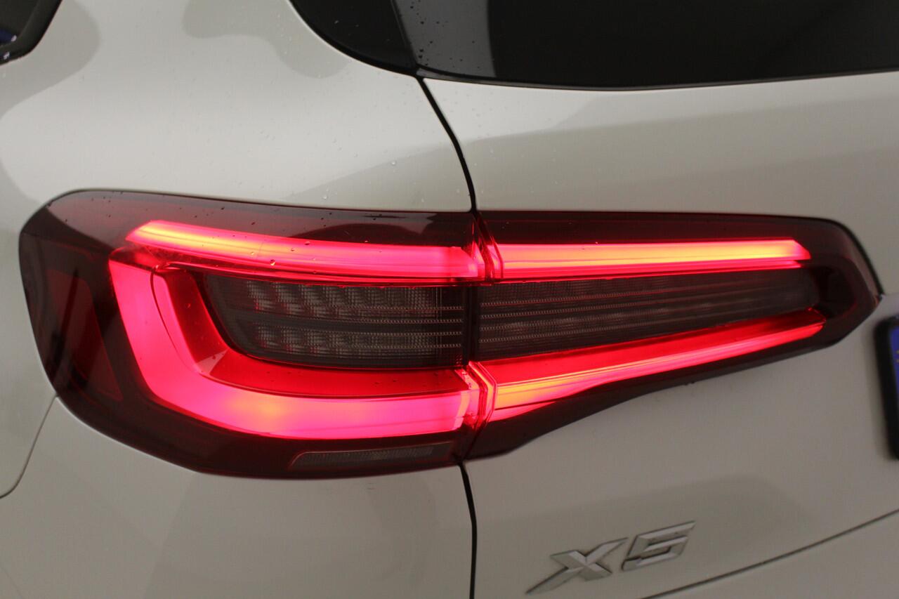 BMW X5 xDrive45e M-Sport | 22" | Active Cruise Controle | Trekhaak | Soft Close | Harman Kardon | Luchtvering | 2 jaar Garantie