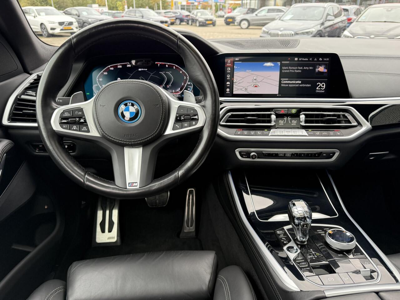 BMW X5 xDrive45e High Executive M-Sport Panoramadak Head-Up Display 22 Inch Laser Licht Trekhaak 4WD Besturing Buitenspiegels M Carbon Keyless Entry