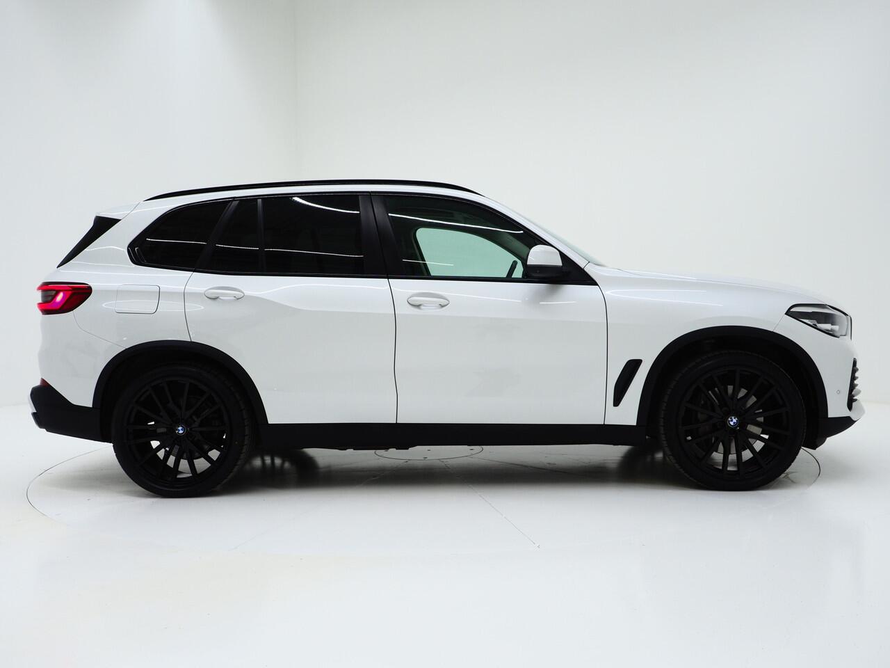 BMW X5 xDrive45e Full Black | Panoramadak | Luchtvering | Harman/Kardon | 360 | Keyless
