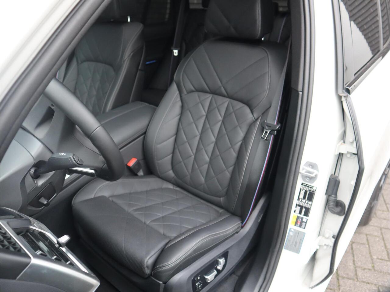 BMW X5 xDrive50e High Executive M Sport Pakket Automaat / Driving Assistant Professional / Stoelventilatie / Panoramadak / Trekhaak / Luchtvering / Iconic Glow / Gesture Control / Harman Kardon / Innovation Pakket / Craftedclarity / Stoelverwarmin voor+achter