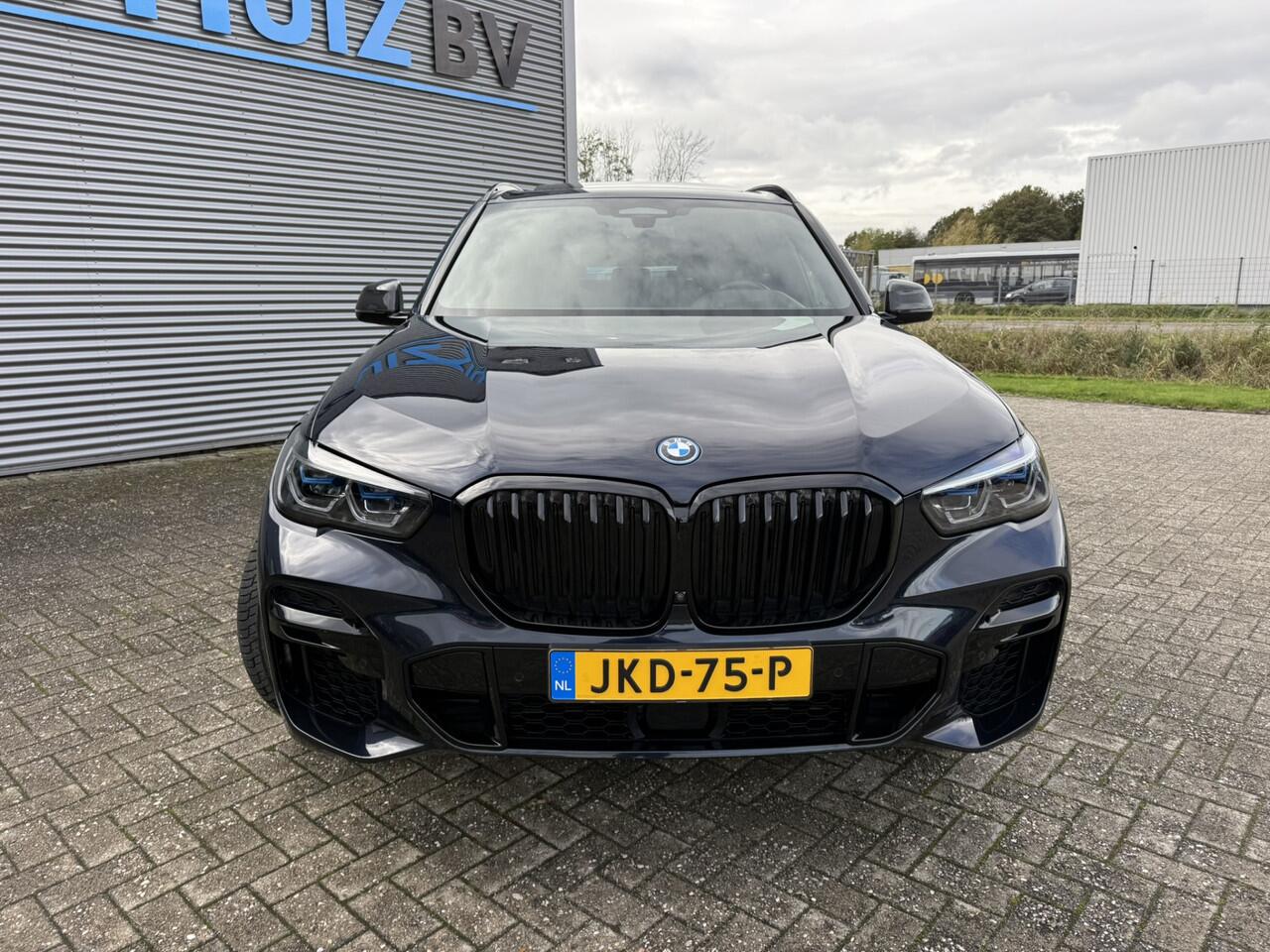 BMW X5 xDrive45e High Executive M-Sport Panoramadak Head-Up Display 22 Inch Laser Licht Trekhaak 4WD Besturing Buitenspiegels M Carbon Keyless Entry