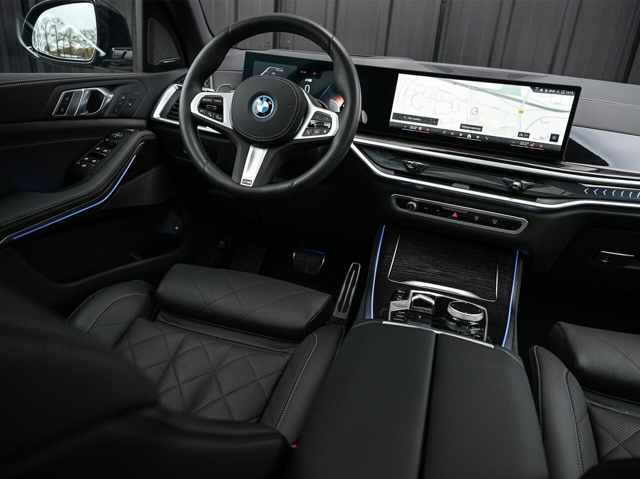 BMW X5 XDRIVE 50e | M-SPORT PRO | PANORAMADAK | AMBIANCE INTERIEUR | ACTIVE CRUISE | ICONIC GLOW | CARBON BLACK | COMFORT ACCESS | COMFORT SEATS | SHADOW LINE | PANO | LUCHTVERING | 360 CAMERA | HEAD-UP | STUUR- EN STOELVERWARMING | HARMAN/KARDON