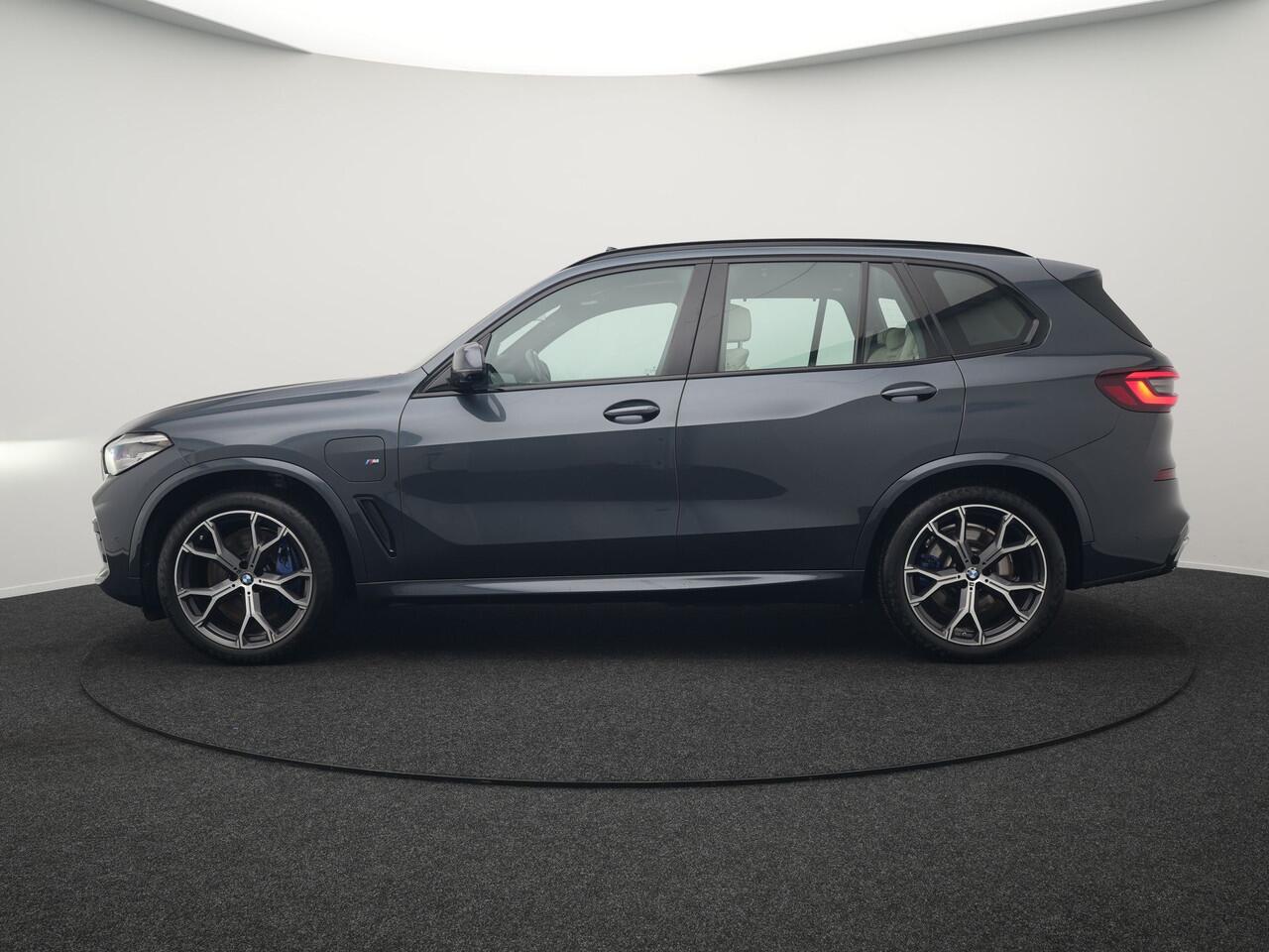 BMW X5 xDrive45e M Sport Plug In Hybrid 395pk Dealer O.H. PHEV | Trekhaak Af Fabriek | Panodak | Soft Close | Luchtvering | 360 Camera | Adaptive Cruise | Harman & Kardon | Lederen Comfortstoelen Memory & Verwarmd | Blis | M Sportstuur Verwarmd |